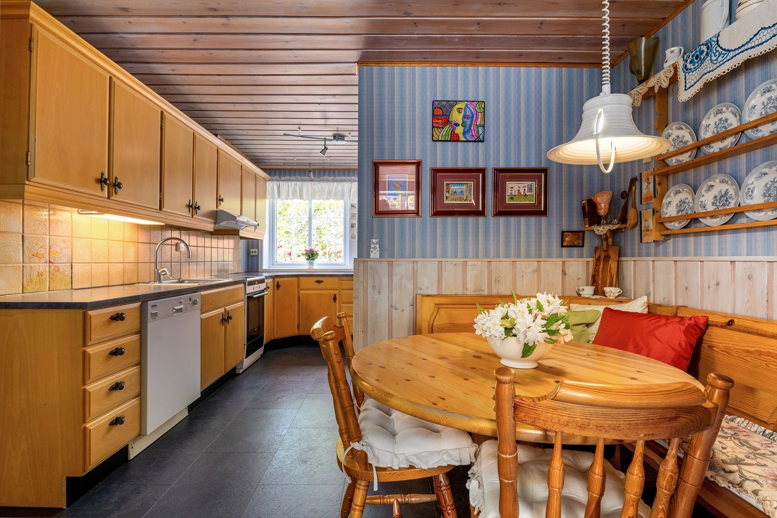 Stort kjøkken med god skap- og benkeplass, samt sittegruppe. Galleribilde