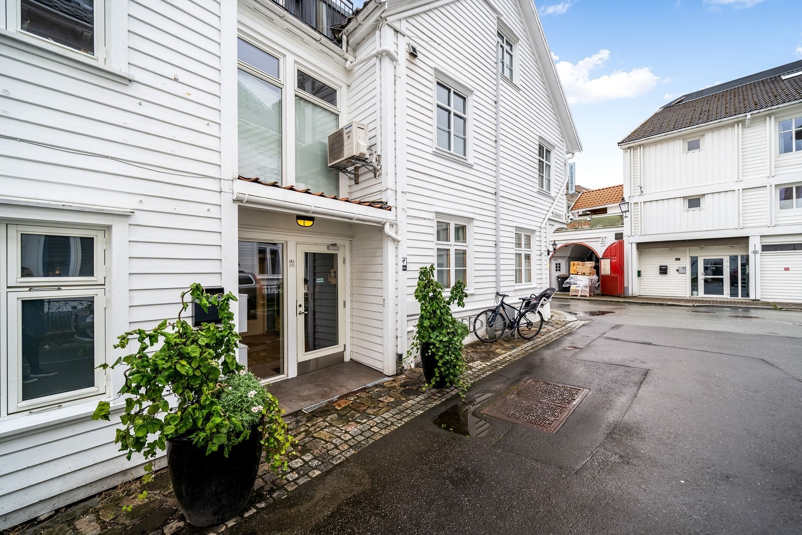 Inngangsparti i Sirdalsgaten Galleribilde