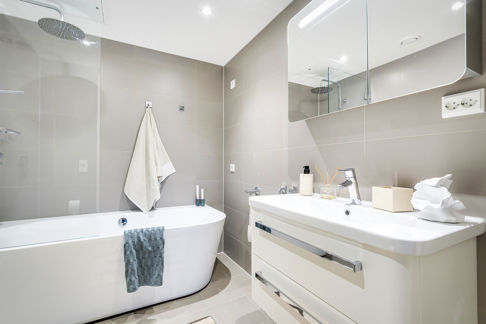 Det er lagt nye varmekabler i gulv og lagt nye fliser grunnet en reklamasjon, samt montert inn et badekar i senere tid. Galleribilde