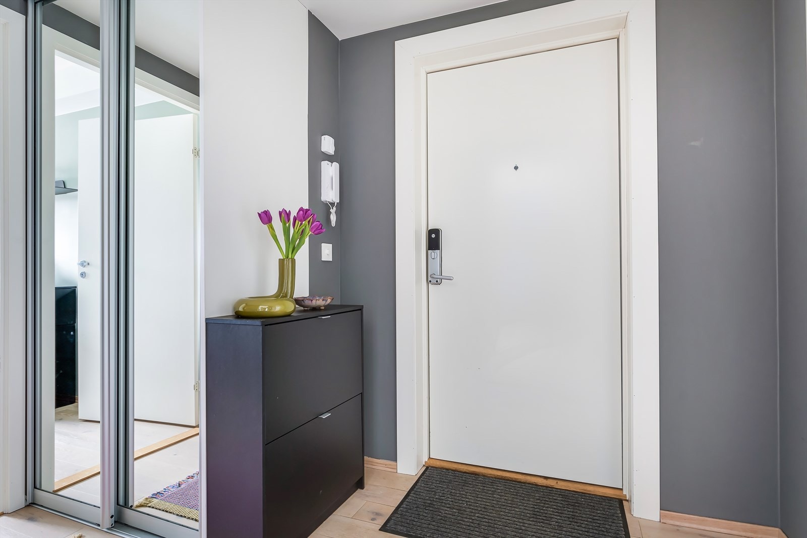 En hyggelig entré ønsker deg velkommen inn. Gode oppbevaringsmuligheter for yttertøy og sko i garderobe, i tillegg disp. leil. en kjellerbod på ca. 5 m2. Galleribilde