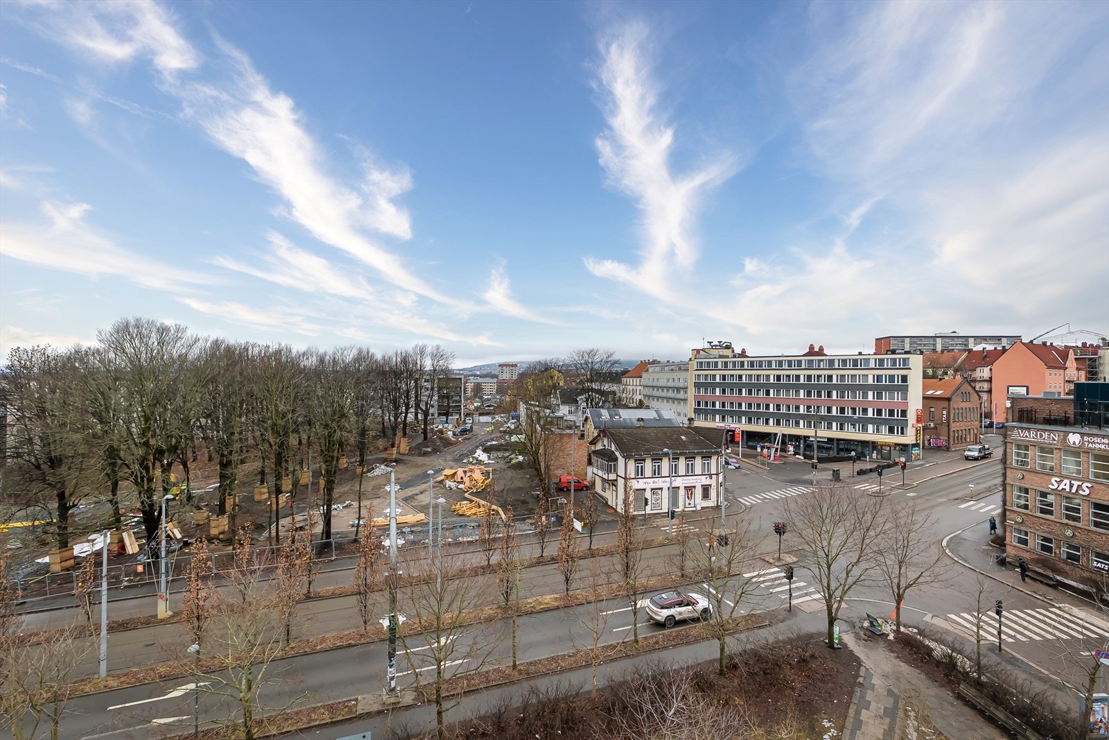 God avstand til nærliggende bygg, og med fri sikt rett forut som viser seg som en grønn og frodig utsikt på sommerstid. Galleribilde