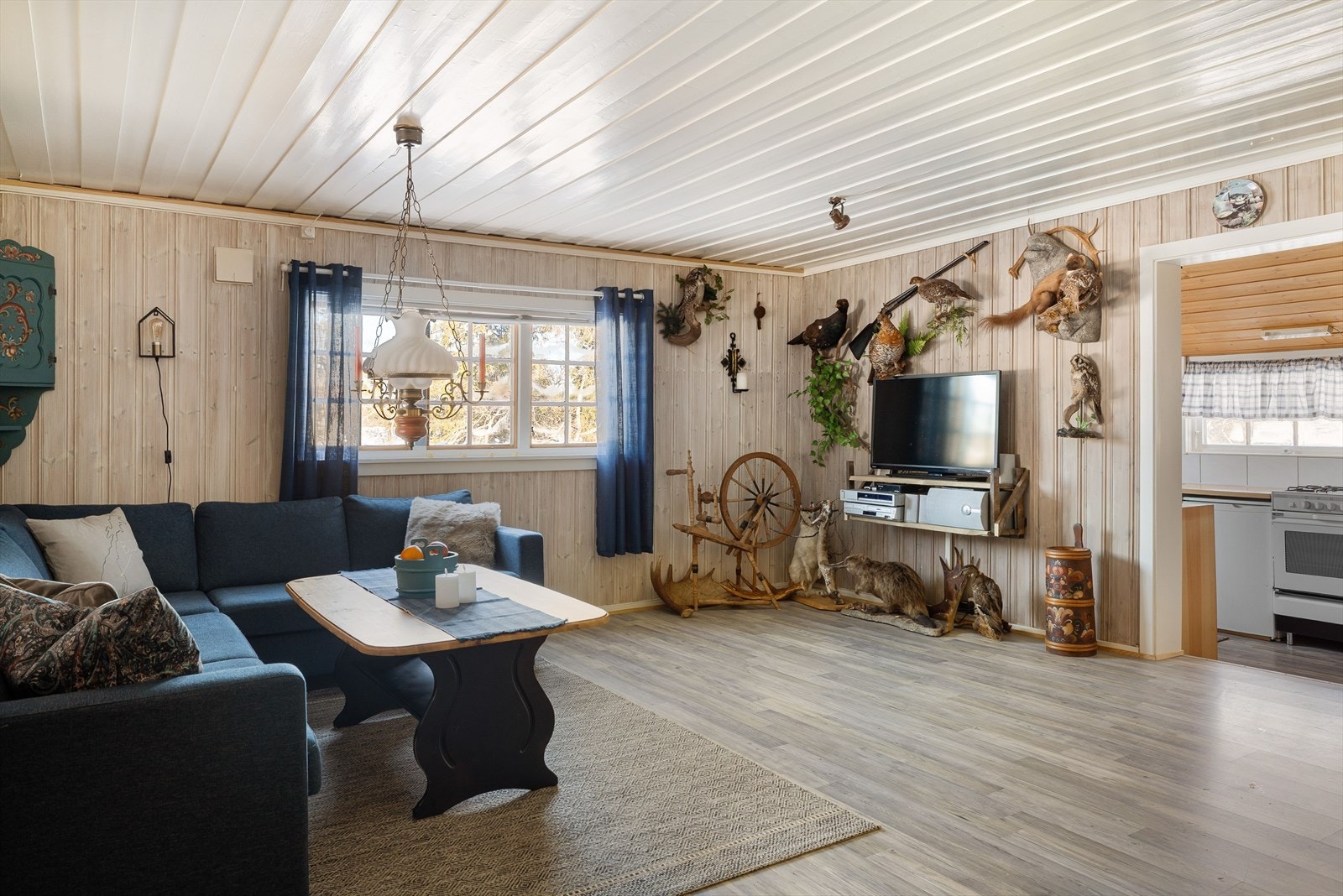 Stuen er romslig med god plass til sofagruppe med salongbord og annet ønskelig møblement. Galleribilde