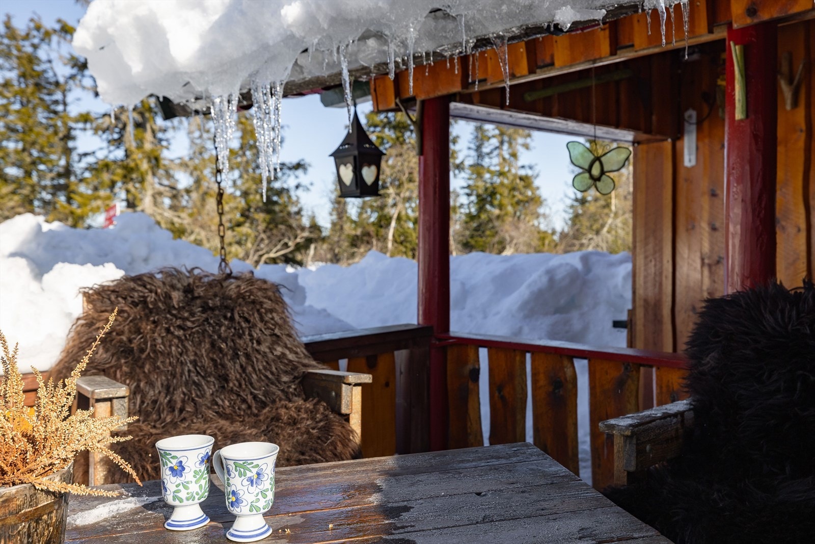 Selger bygget i 2023 en terrasse foran mot veien, som henger sammen med et overbygd inngangsparti. Galleribilde