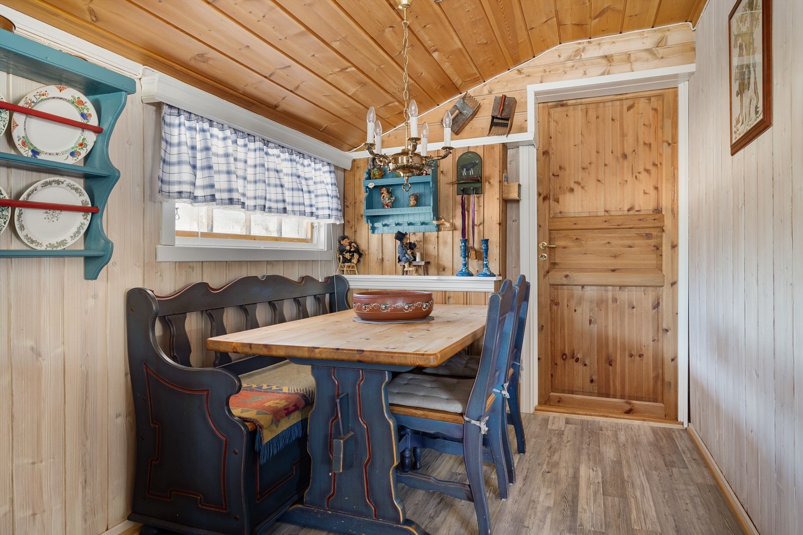 På kjøkkenet har du plass til et spisebord som gjør at også kjøkkenet blir et naturlig oppholdsrom og samlingspunkt. Galleribilde