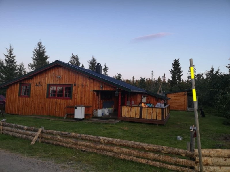 Hytta fikk nytt tak i 2015 og har yttervegger kledd med villmarkspanel i 2003 som ble beiset sist for 3 år siden. (selgers private bilde) Galleribilde