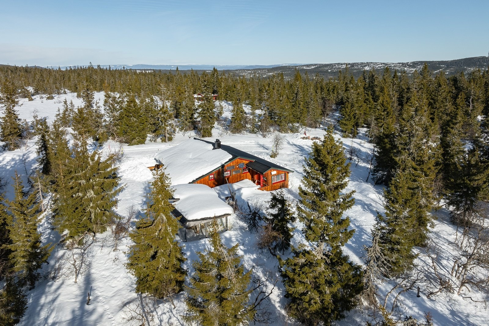 Budor er kjent for å være et svært snøsikkert område, er du glad i vintersportsaktiviteter- og friluftsliv er dette et ypperlig valg. Det er kort vei til nypreparerte løyper som slynger seg over 300 km i skjønne naturomgivelser på Hedmarksvidda. Galleribilde