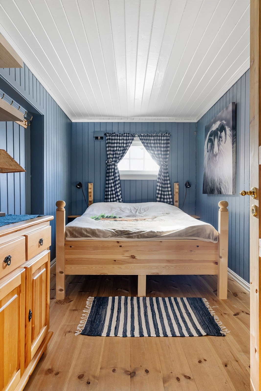 Soverom 3 har adkomst fra stuen og er et innbydende soverom som i dag er innredet med en stor dobbeltseng og kommoder. Galleribilde