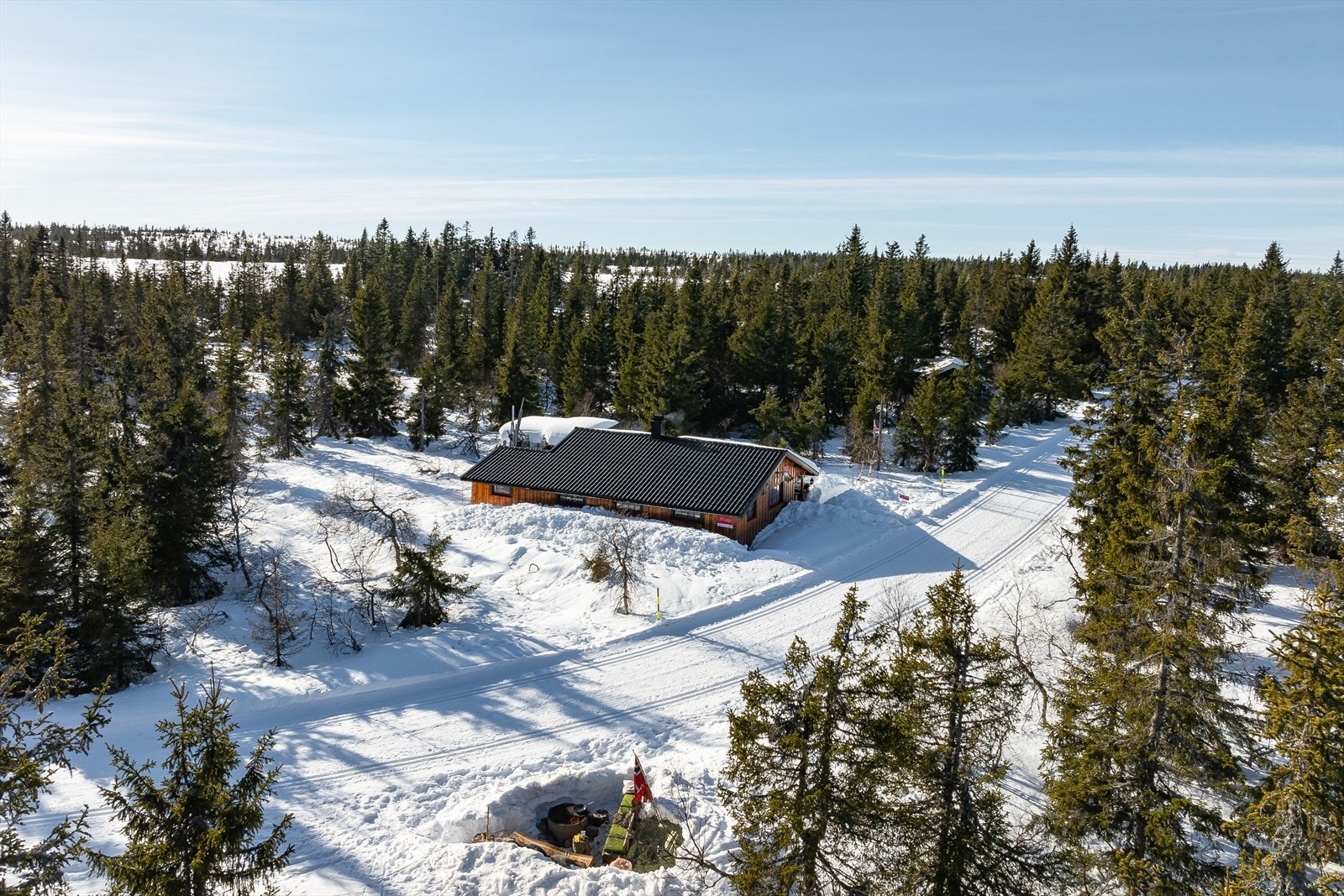 På vinterstid er det adkomst til parkering som ligger ca. 700 meter unna hytta. Fine oppkjørte langrennsløyper følger veien og går frem til innkjøringen til hytta. Galleribilde