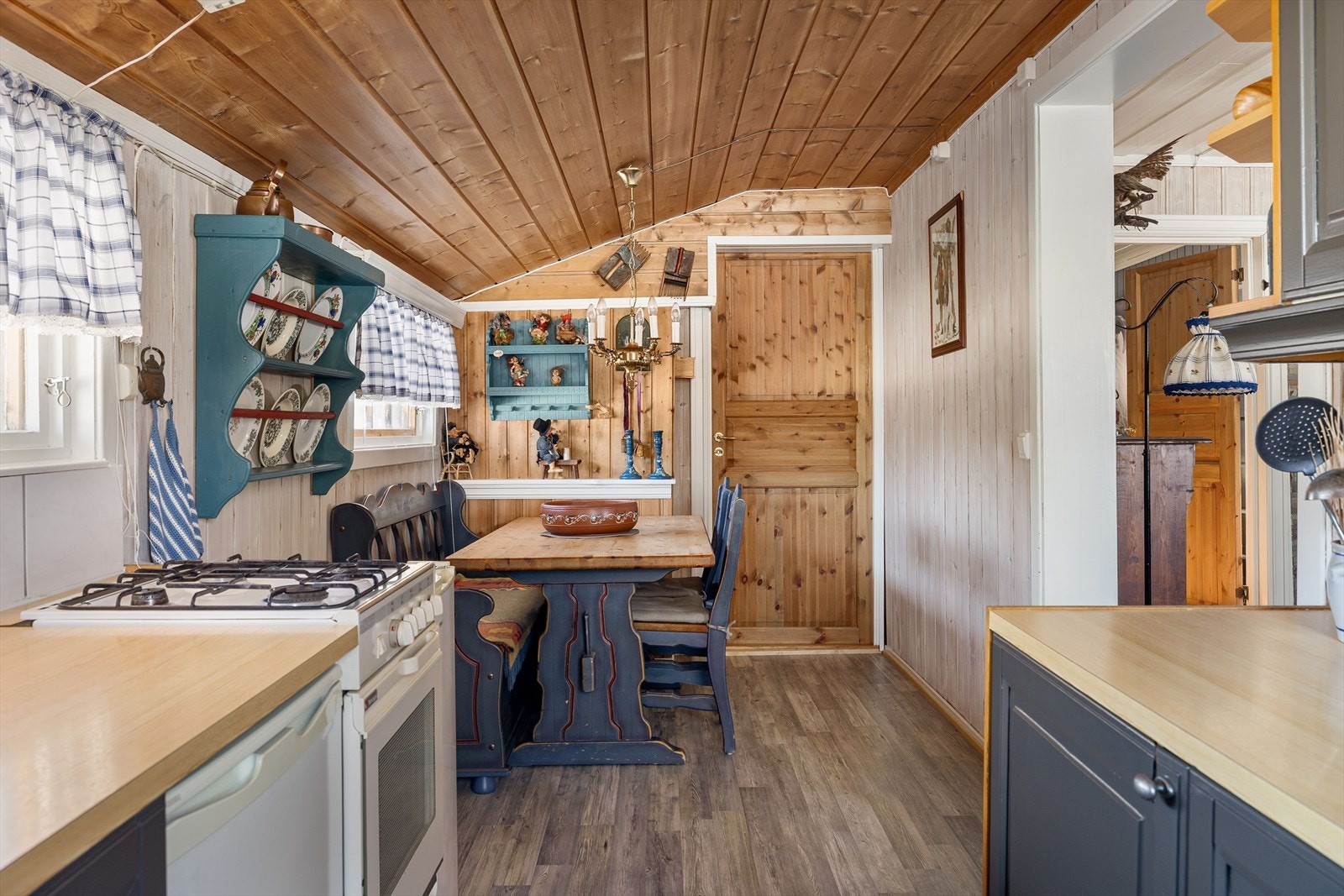 Kjøleskap under benkeplate, gasskomfyr med platetopp og gassbeholder i kjøkkenbenk. Galleribilde