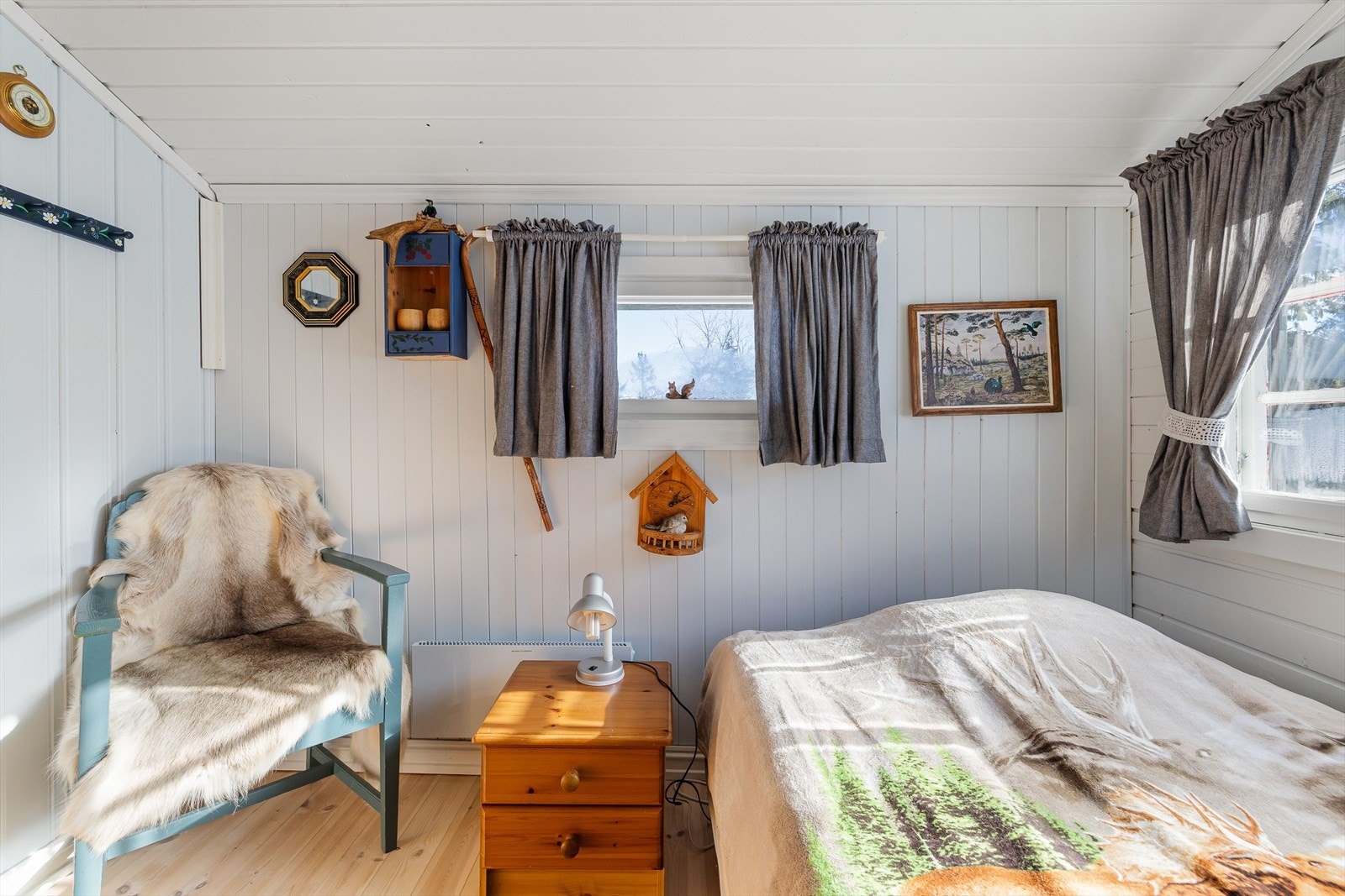 På soverommet har du plass til seng, nattbord og en kommode eller lenestol. Galleribilde