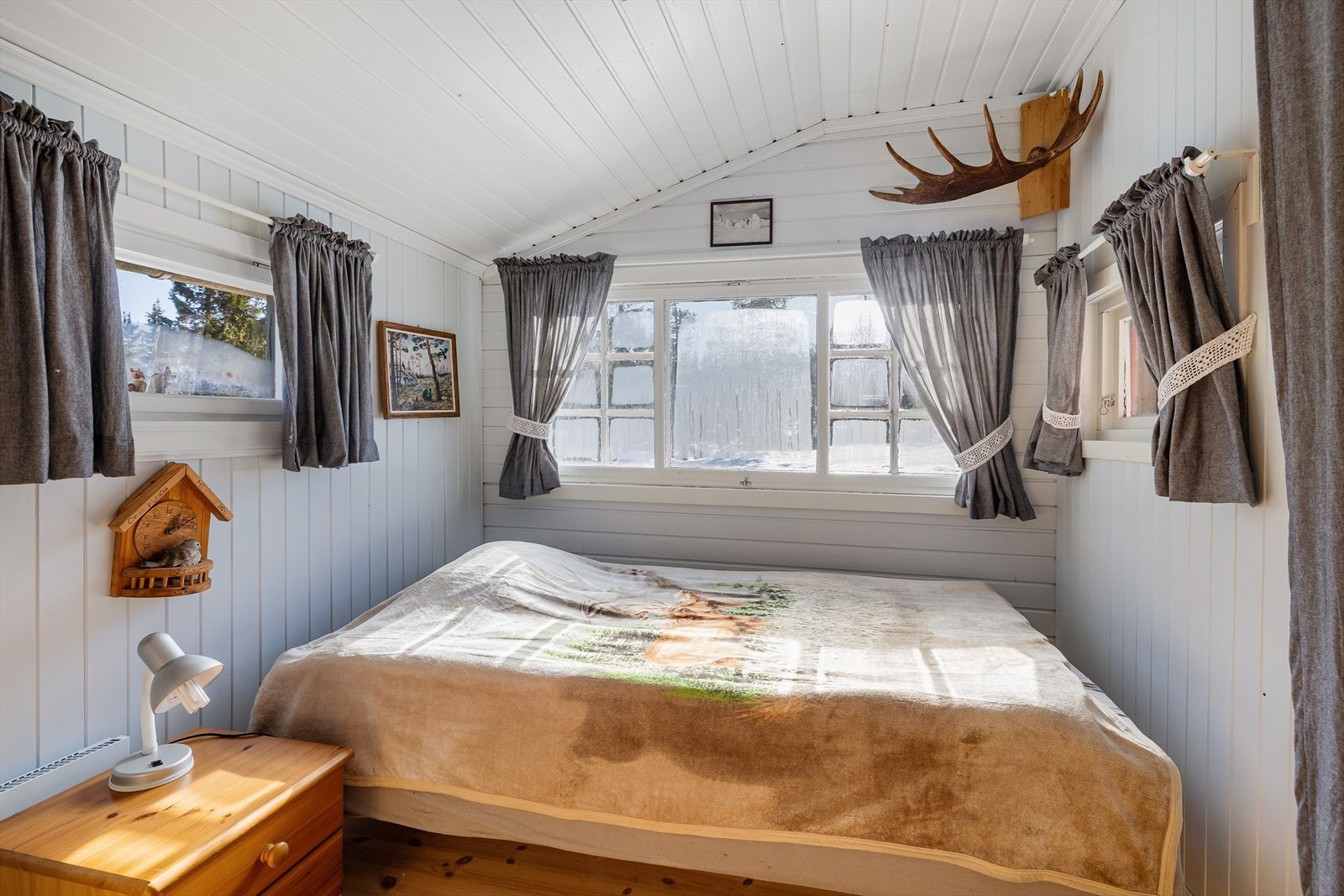 Videre kommer du inn til soverom 2 som er et lyst og koselig rom. Galleribilde