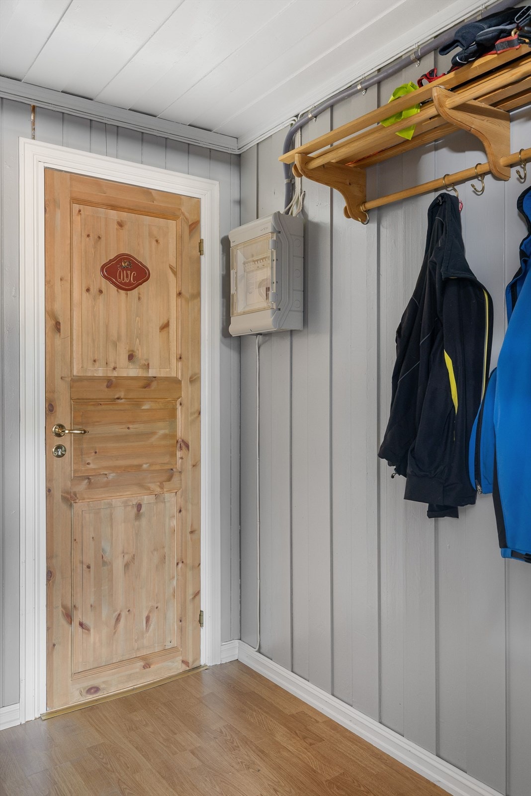 Gang med ytterligere oppbevaringsplass. Utedo og vedbod finner vi under samme tak. Galleribilde