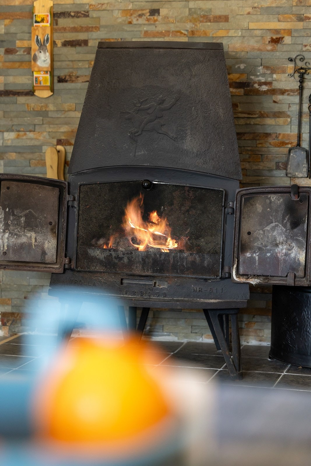 Det er innlagt strøm i 2012, montert solcellepanel og vedfyring med peisovn i stuen. Galleribilde
