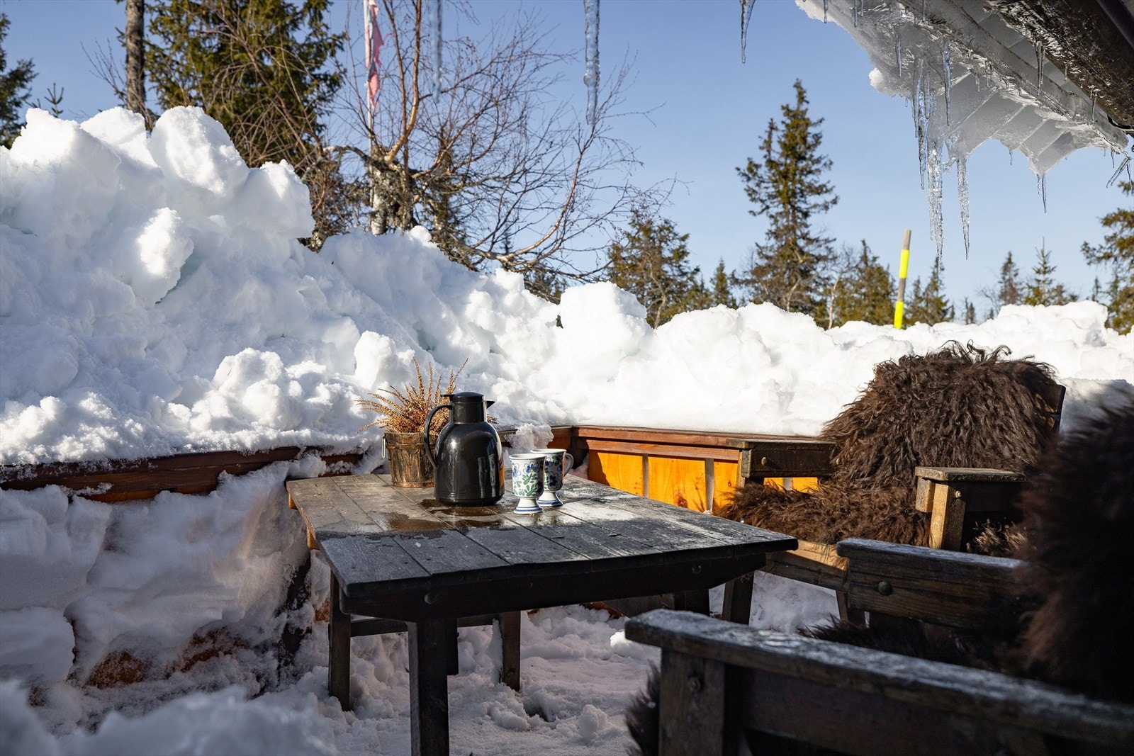 Utenfor hytta en den en solrik terrasse mot vest. Her har du plass til en koselig sittegruppe. Beliggenheten mot vest sørger for gode solforhold på ettermiddag og kveld. Galleribilde