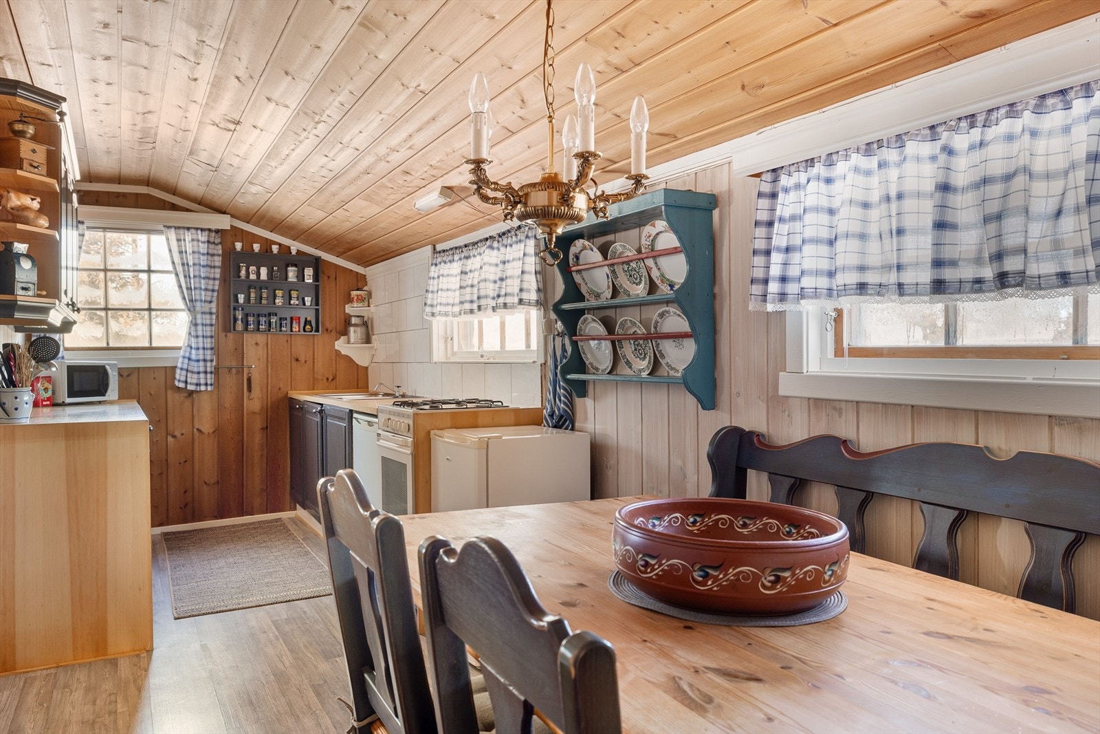 Kjøkkenet ligger i et eget rom i naturlig tilknytning til stuen. Galleribilde