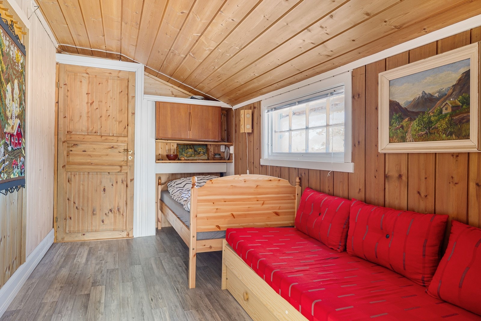 Fra kjøkkenet har du adkomst til soverom 1 som i dag er innredet med en dobbeltseng og en sovesofa. Galleribilde