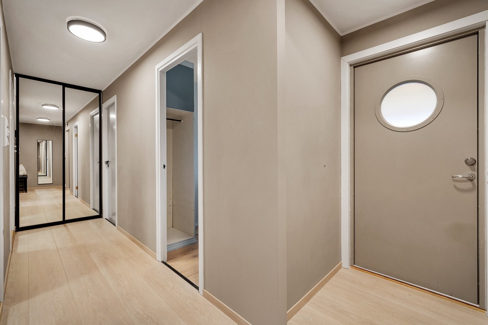 - Innerst i gangen er det en plassbygd garderobeløsning med god plass til oppbevaring av sko og yttertøy - Galleribilde