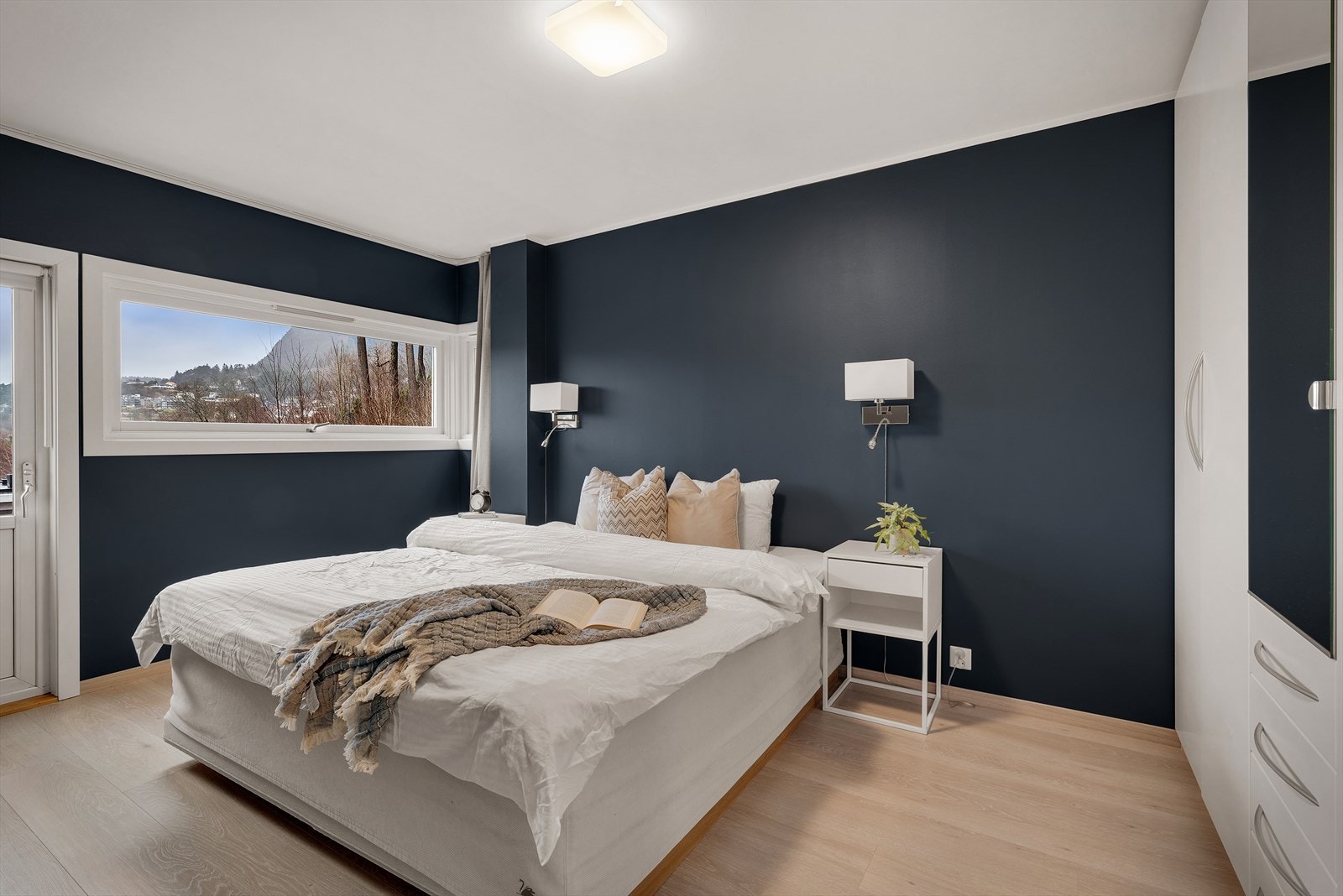 - Boligen har totalt tre soverom, hvor hovedsoverommet måler 13m² - Galleribilde