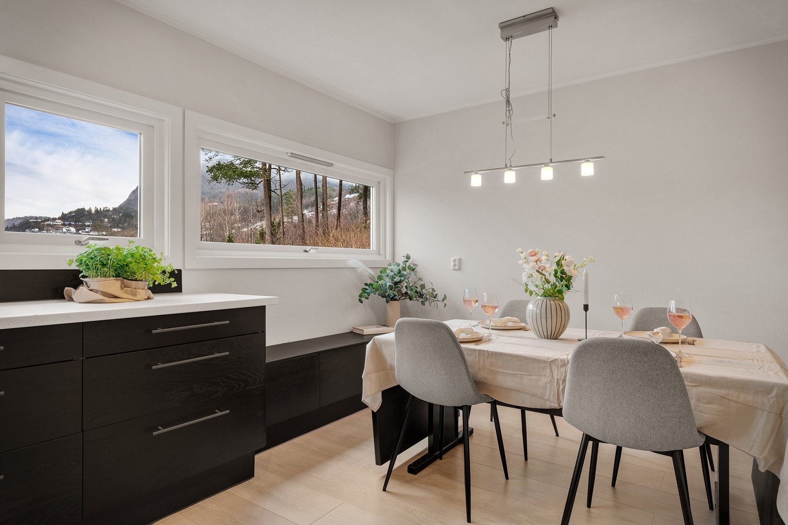 - Her er det også plass til et romslig spisebord - Galleribilde