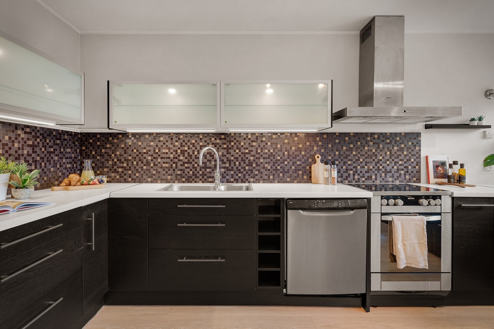 - Kjøkkeninnredning med slette fronter og benkeplate av laminat - Galleribilde