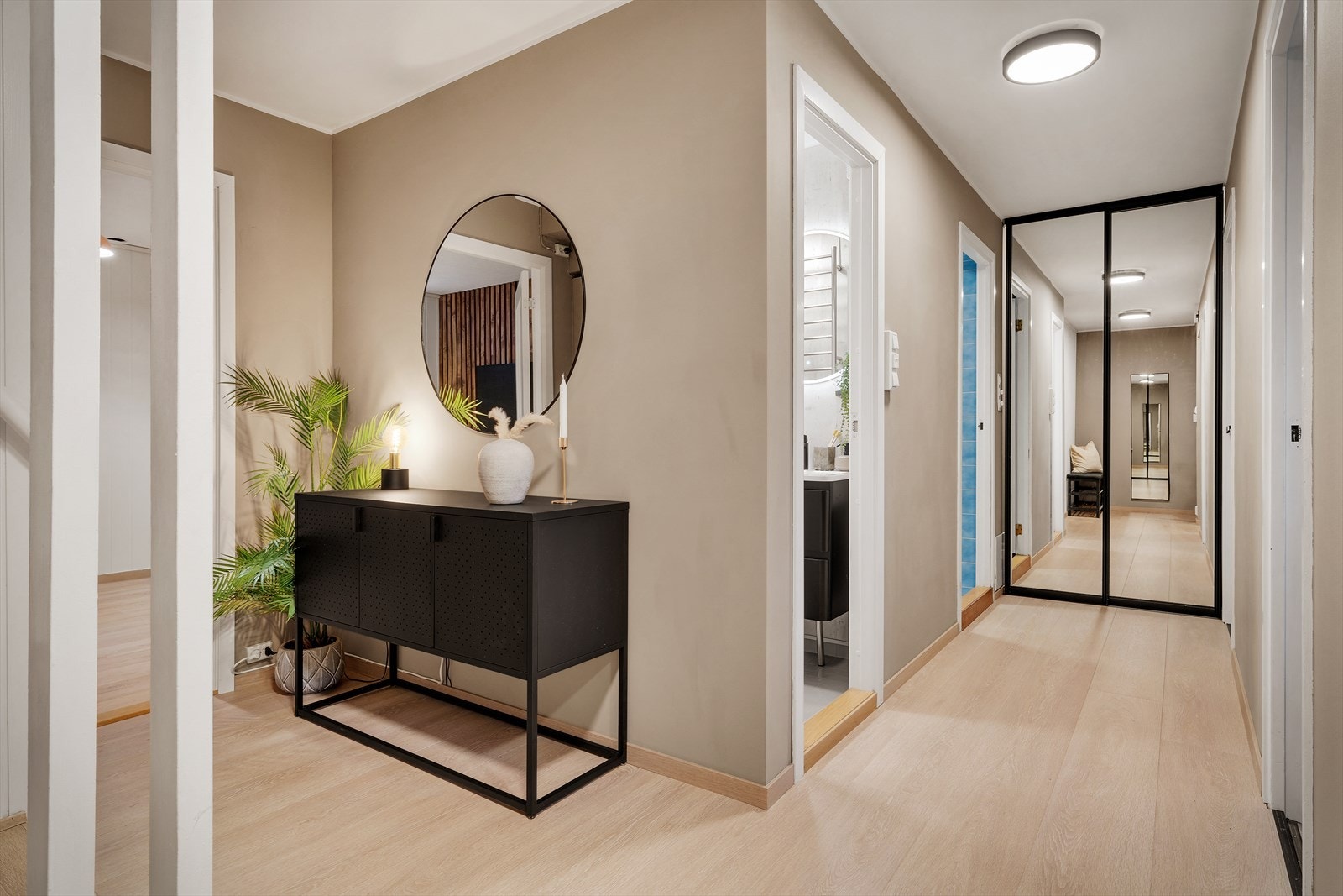 - I entré, gang/trapperom og på det ene soverommet i U. etasje er det lagt varmematter - Galleribilde