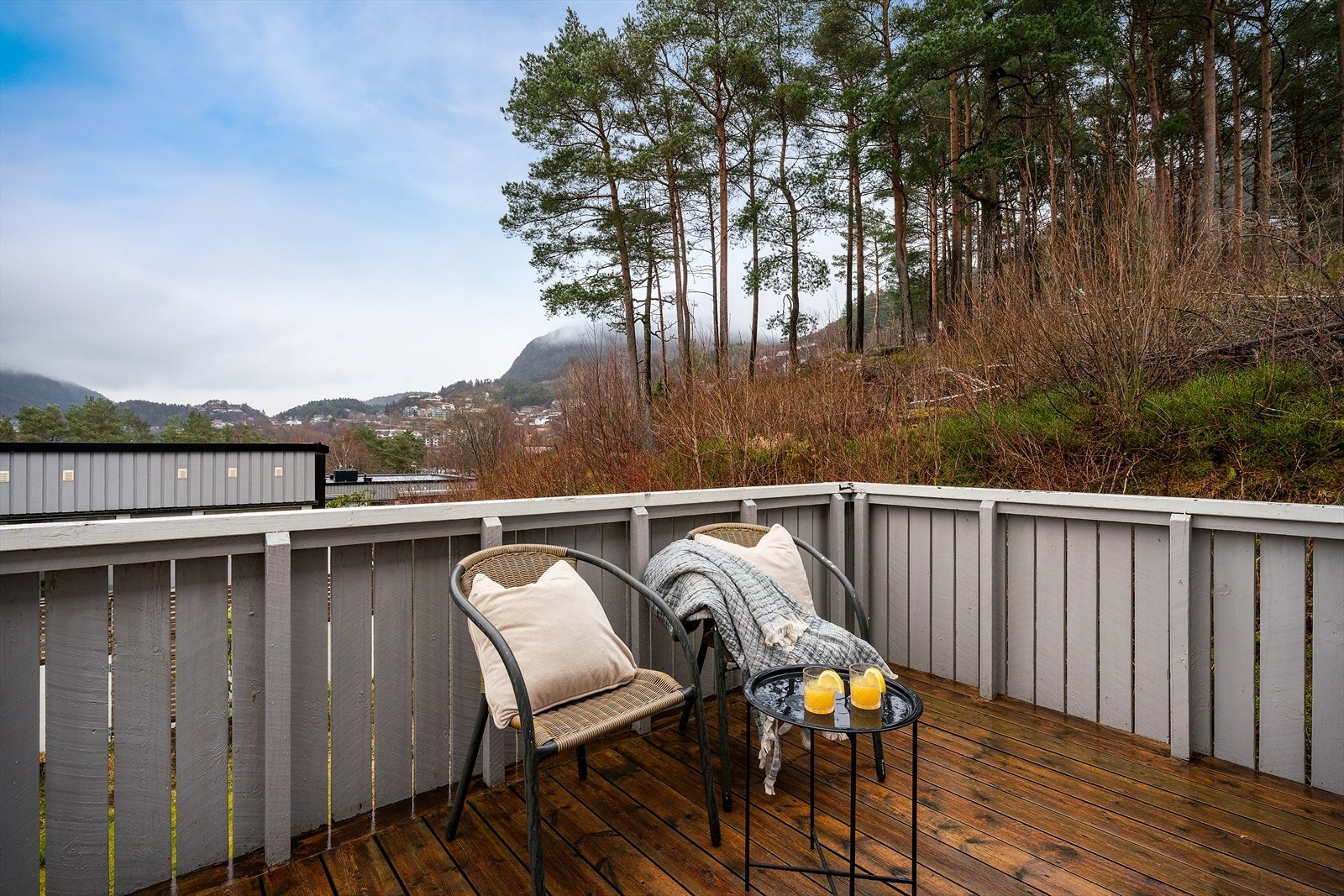 - Herfra har man utsikt over nærområdet og omkringliggende fjell - Galleribilde