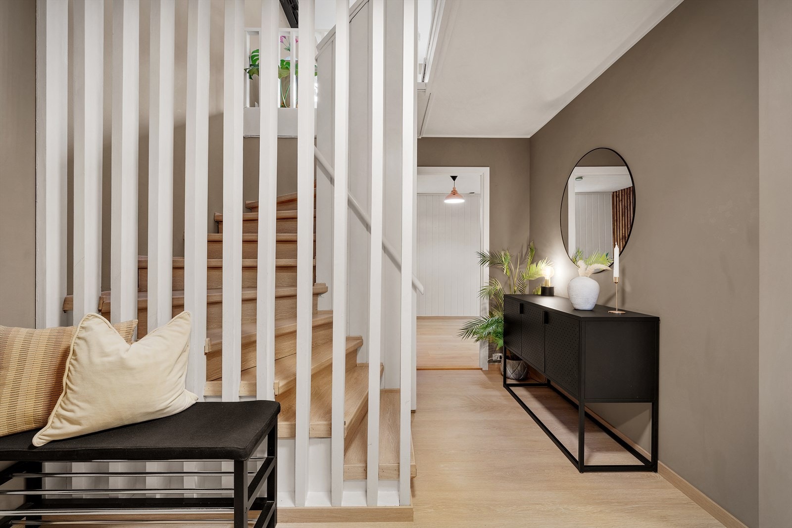 - Gangen er svært innbydende og bidrar til et fint førsteinntrykk av boligen - Galleribilde