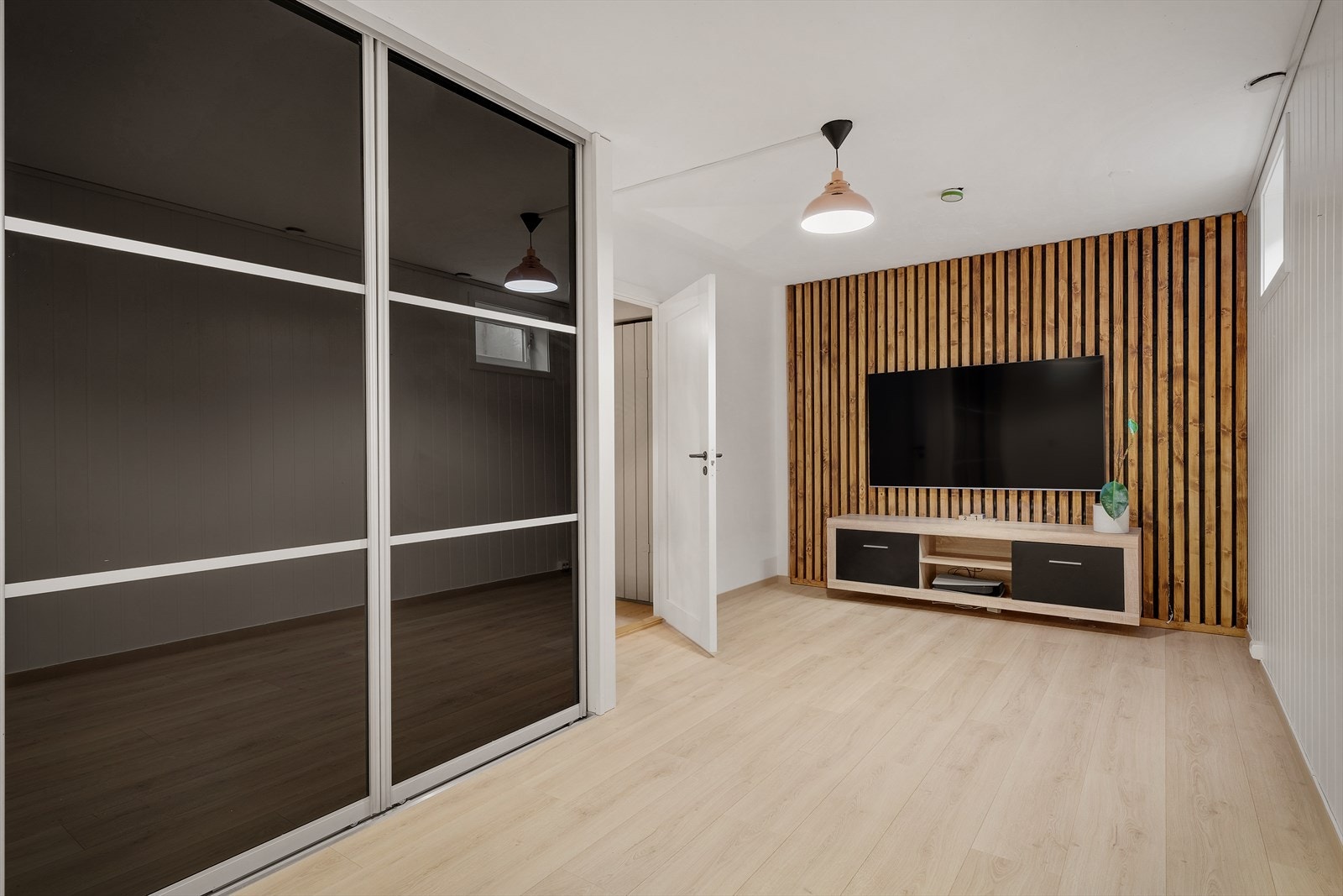 - Dette rommet måler 16,5m² og blir i dag brukt som kjellerstue (ikke godkjent for varig opphold iht. byggetegninger) - Galleribilde