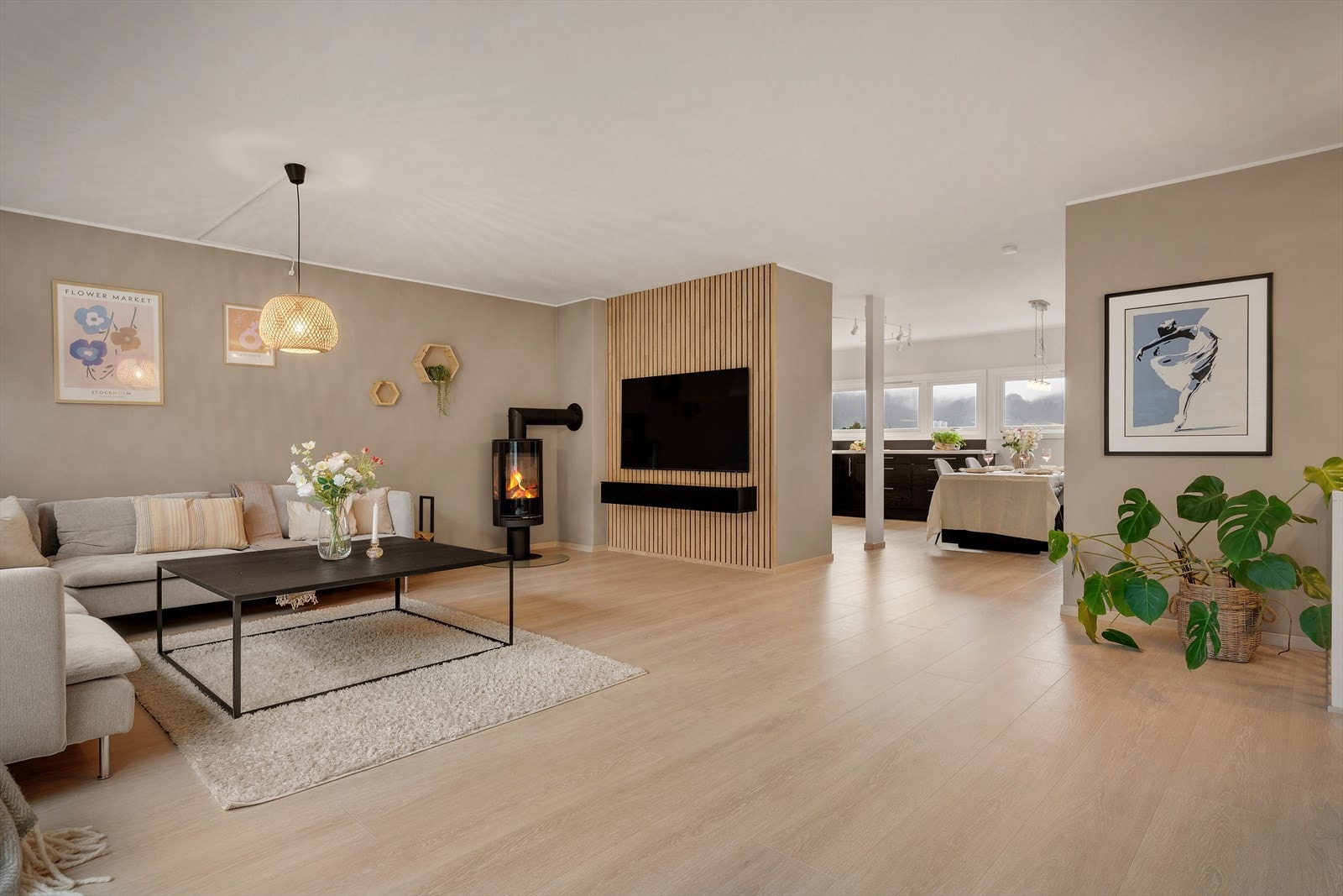 - Boligen er malt i en delikat fargepalett og har et nyere 1-stavs laminatgulv - Galleribilde