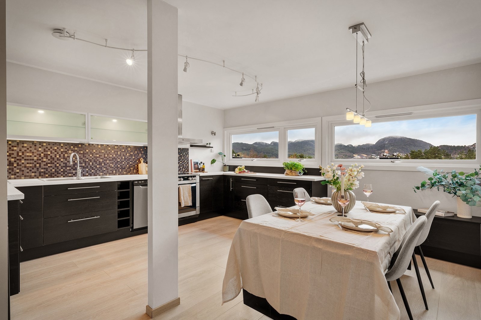 - Stue/kjøkken har en åpen løsning som gjør det til et praktisk og sosialt oppholdsrom - Galleribilde