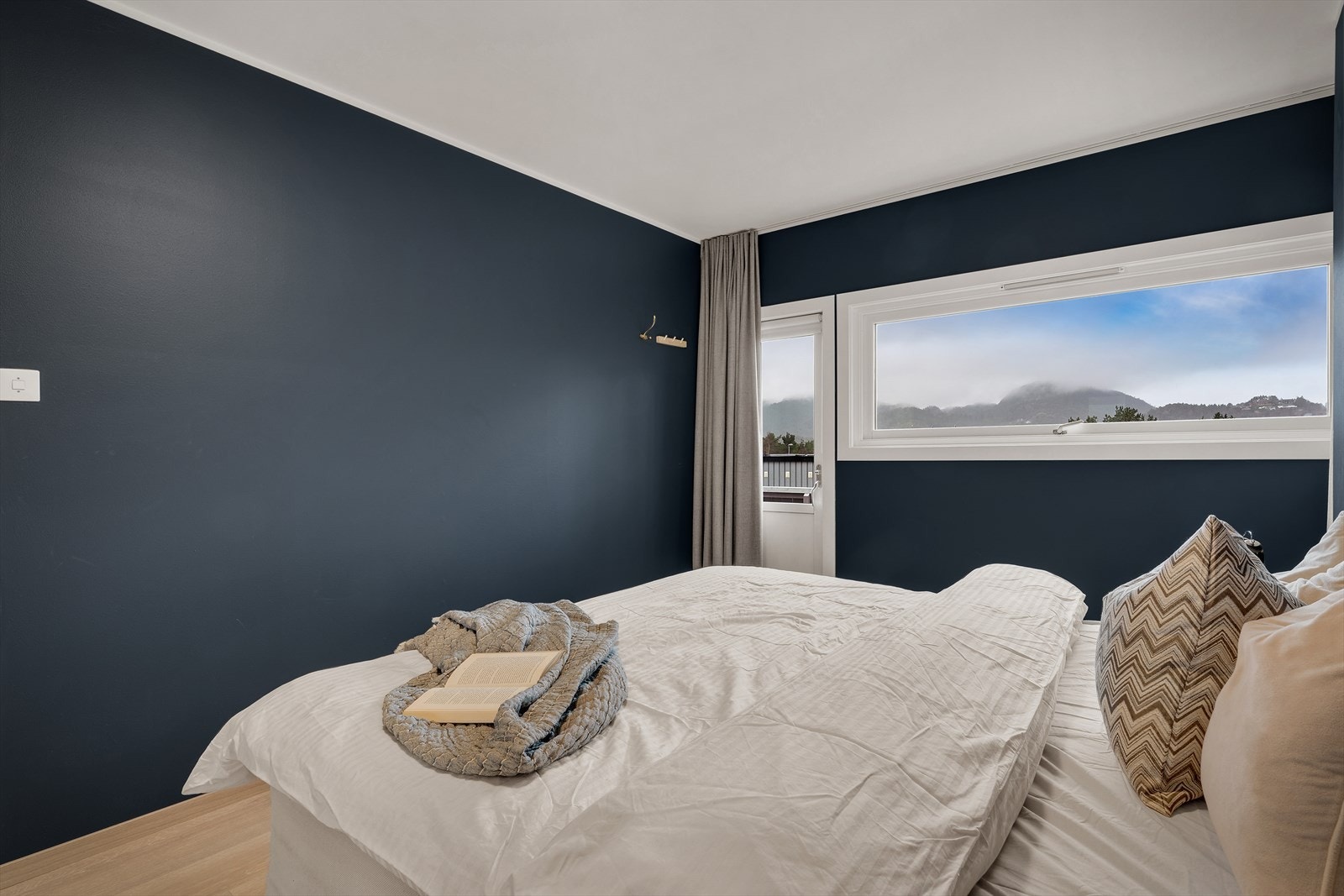 - Fra soverommet har man direkte adkomst til boligens 2. uteplass - Galleribilde