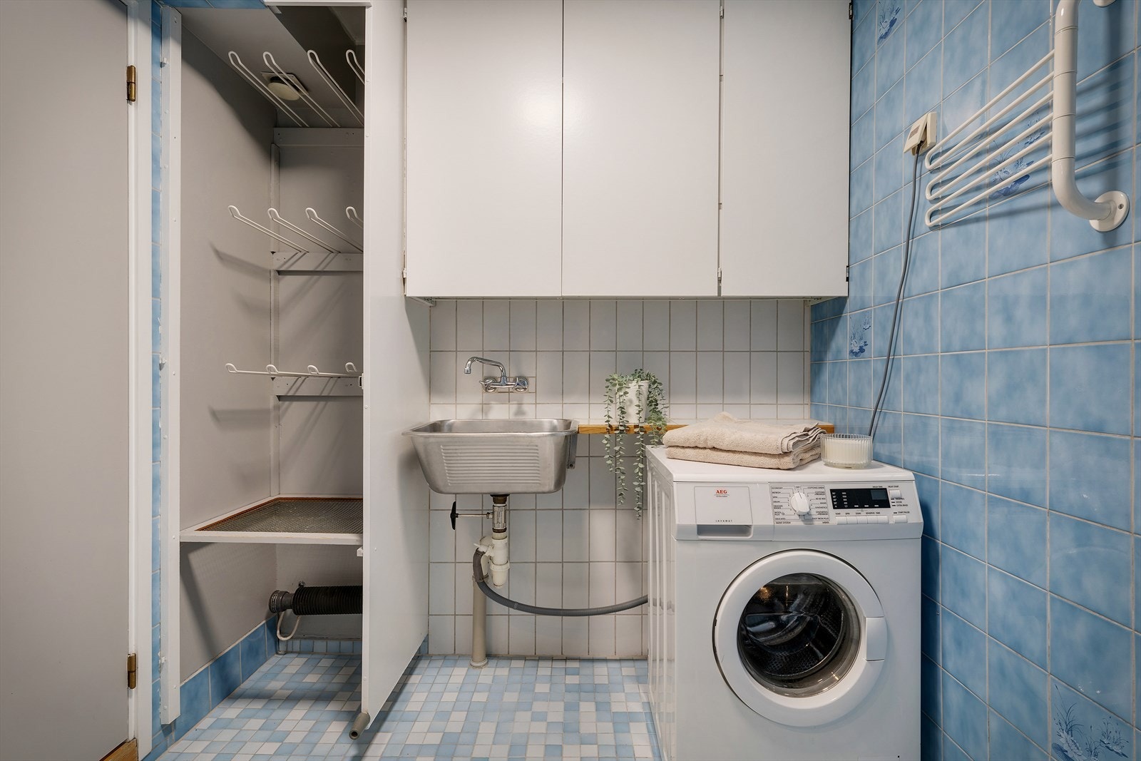 - Egen vaskenisje med utslagsvask, plass til vaskemaskin og oppbevaring - Galleribilde