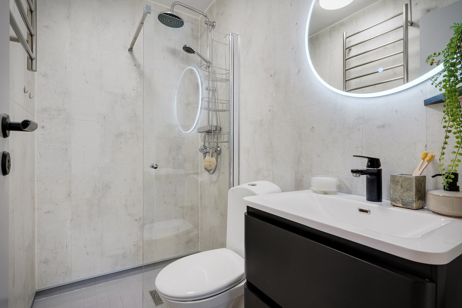 - Boligen har to bad, hvor dette måler 2,5m² - Galleribilde