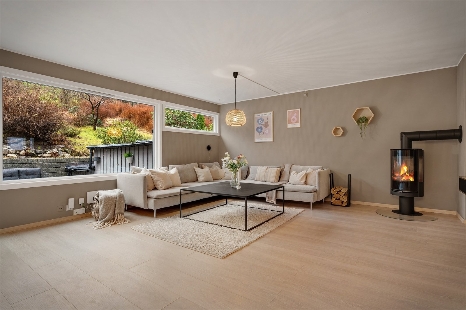 - Peisen sørger for godt med varme på kalde vinterdager og en hjemmekoselig atmosfære - Galleribilde