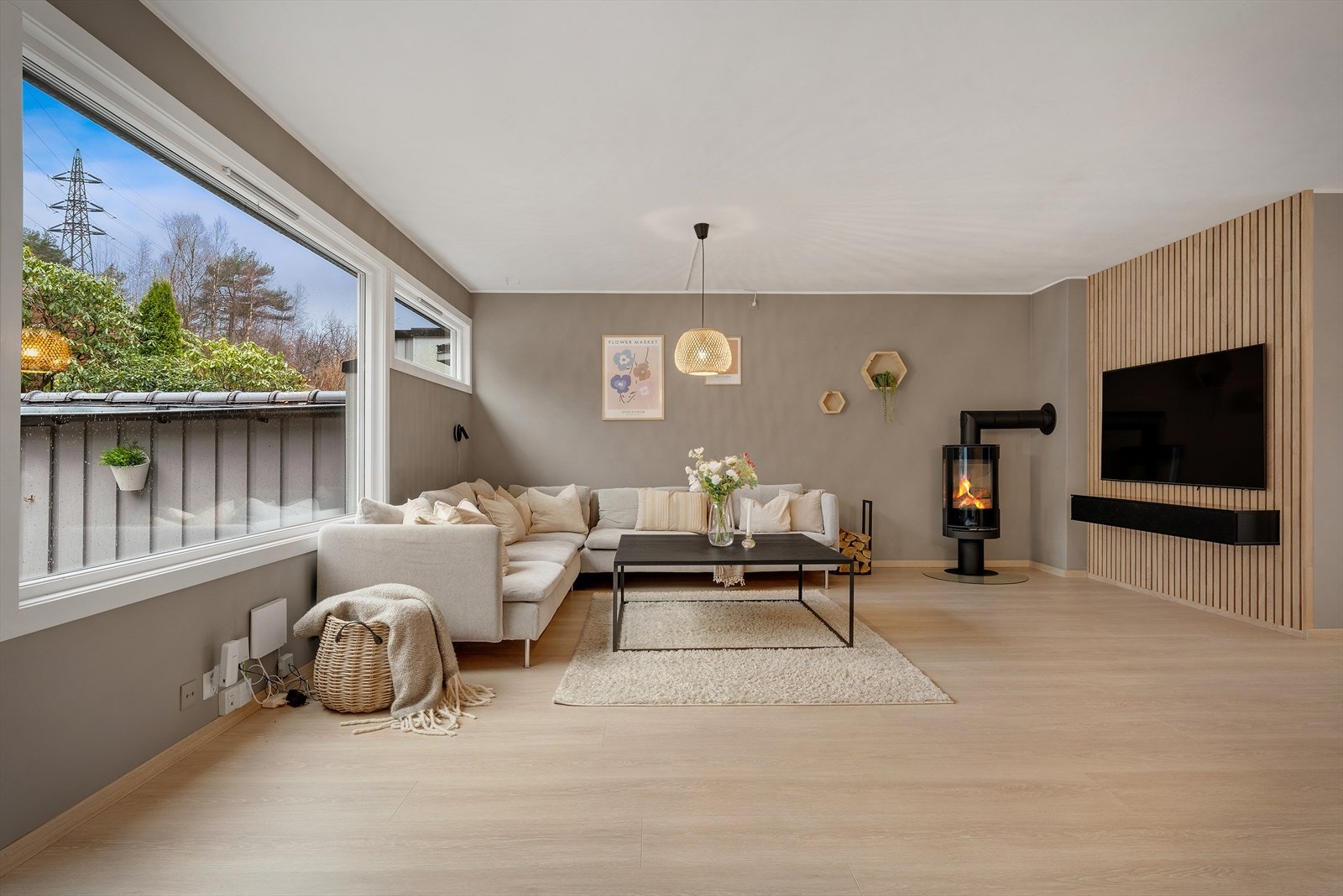 - I 2022 ble det satt inn spilevegg, samt sparklet og malt i stue - Galleribilde