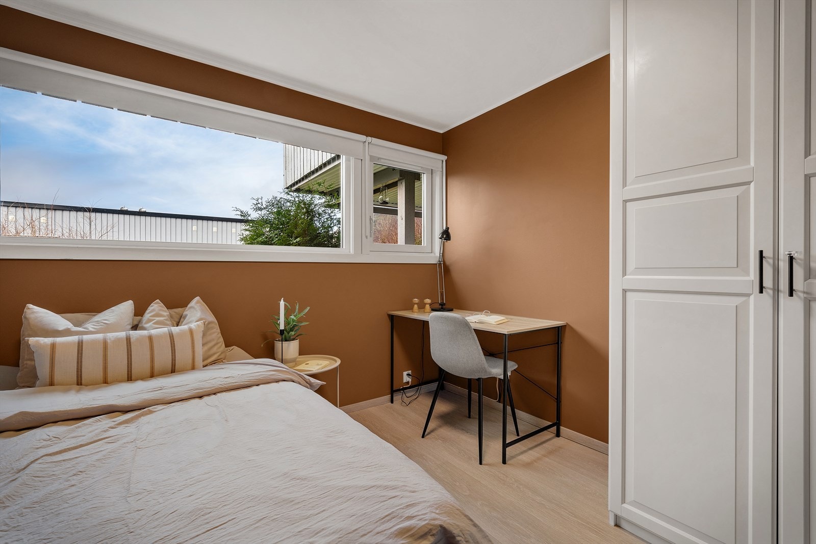 - I 2023 ble det lagt nytt gulv m/varmematter, listet, satt inn spilevegg, sparklet og malt her - Galleribilde