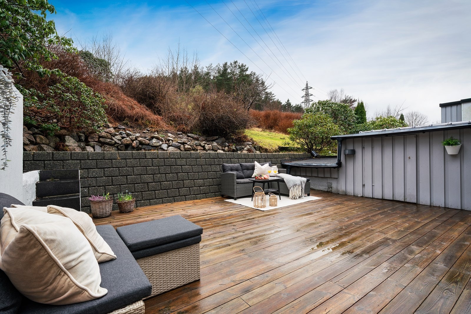 - Inn til høyre er det adkomst til en av de utvendige bodene - Galleribilde