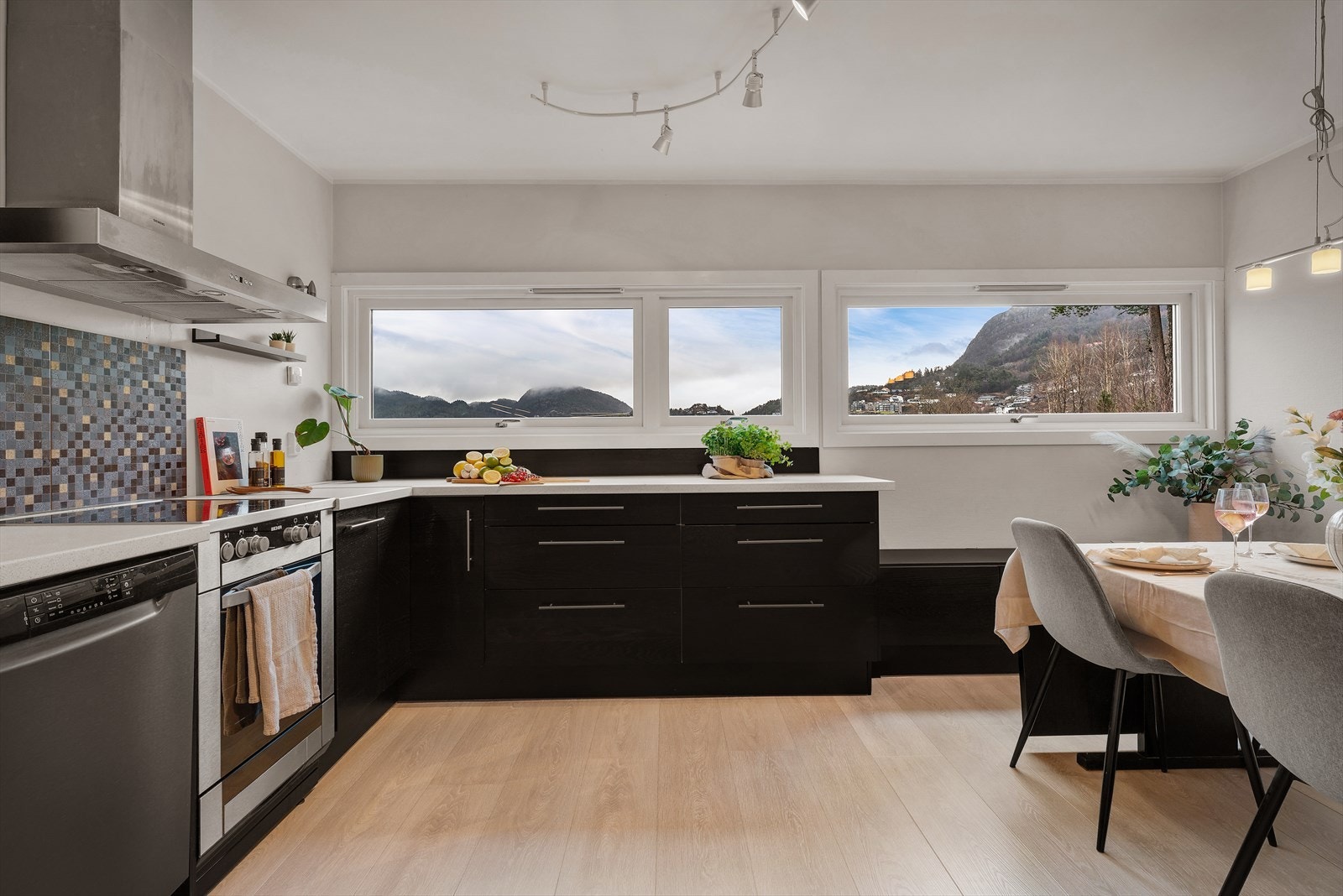 - Kjøkkenet har en lang benkeplate som gir god plass til matlagingen - Galleribilde