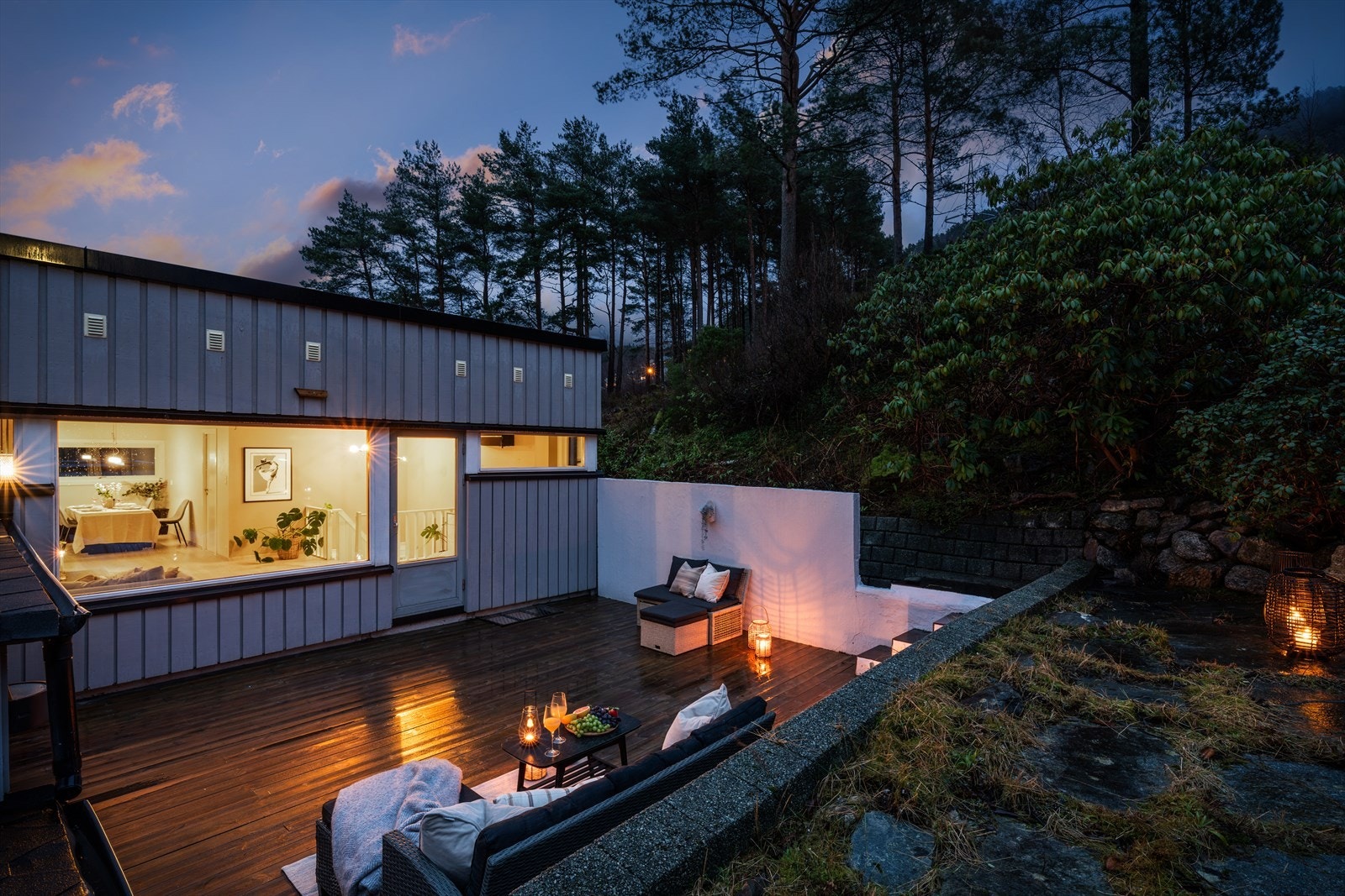 - En innholdsrik familiebolig over to plan med endebeliggenhet og fantastiske utearealer! - Galleribilde