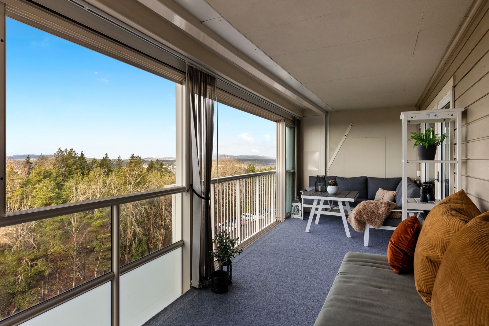 Balkongen er skjermet, uten innsyn eller gjenboere, og ligger i et fredelig område. Galleribilde