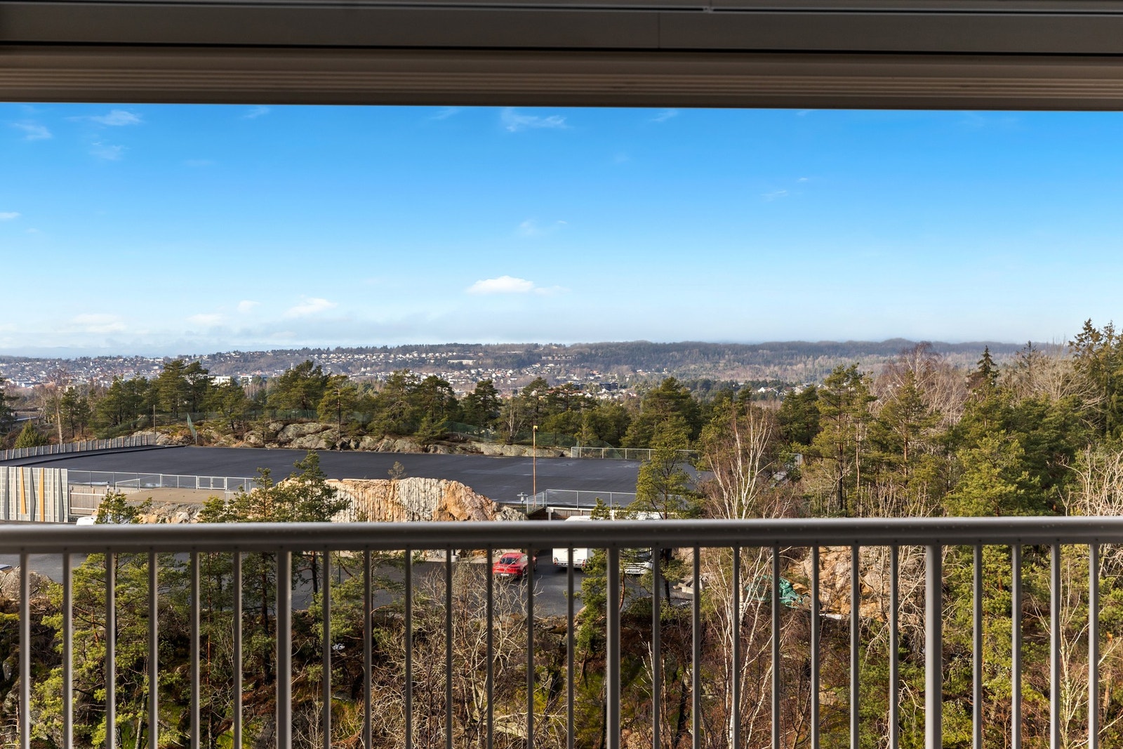 Hele borettslaget er plassert høyt oppe øst for Moss sentrum, noe som gir et åpent og luftig preg. Galleribilde