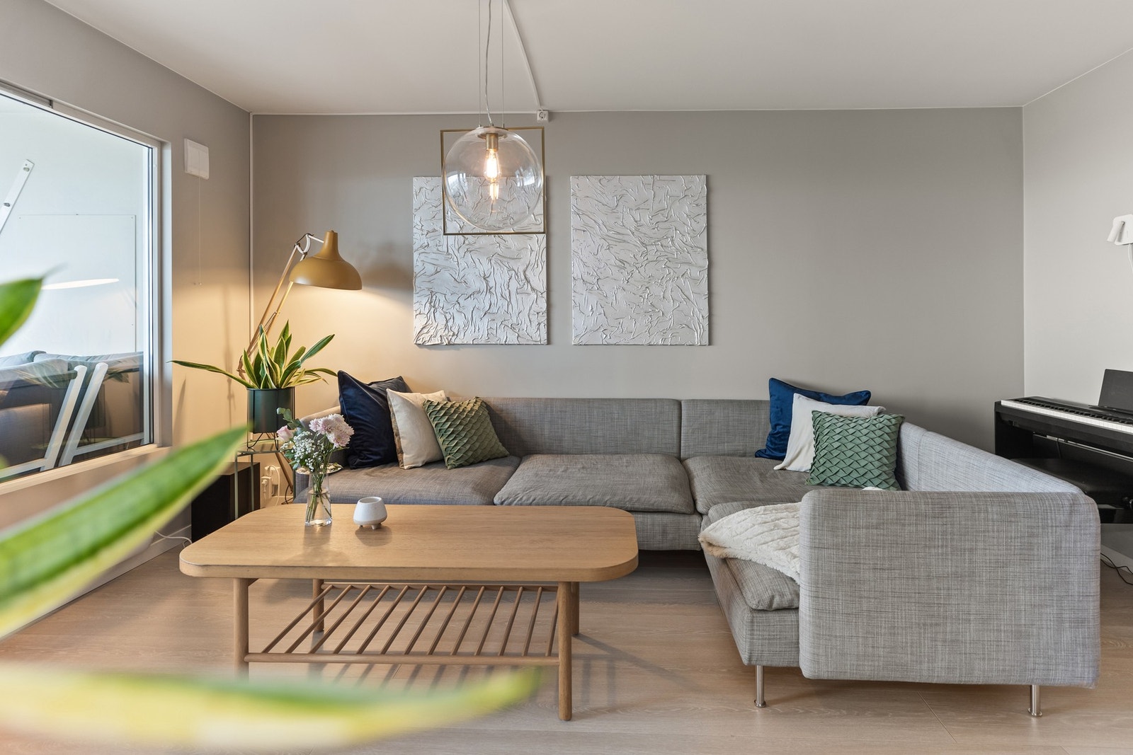 Leiligheten er åpen og lys. Galleribilde