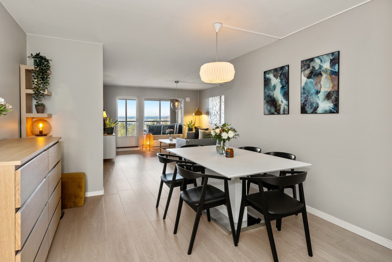 Gulvene er belagt med laminat. Galleribilde