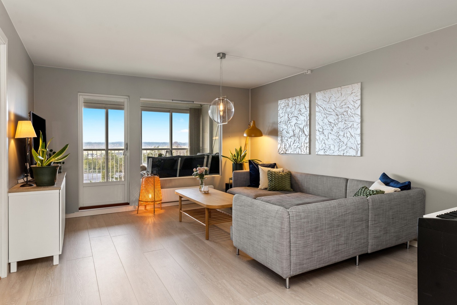 Stuen er svært lys og luftig, med store vindusflater. Galleribilde