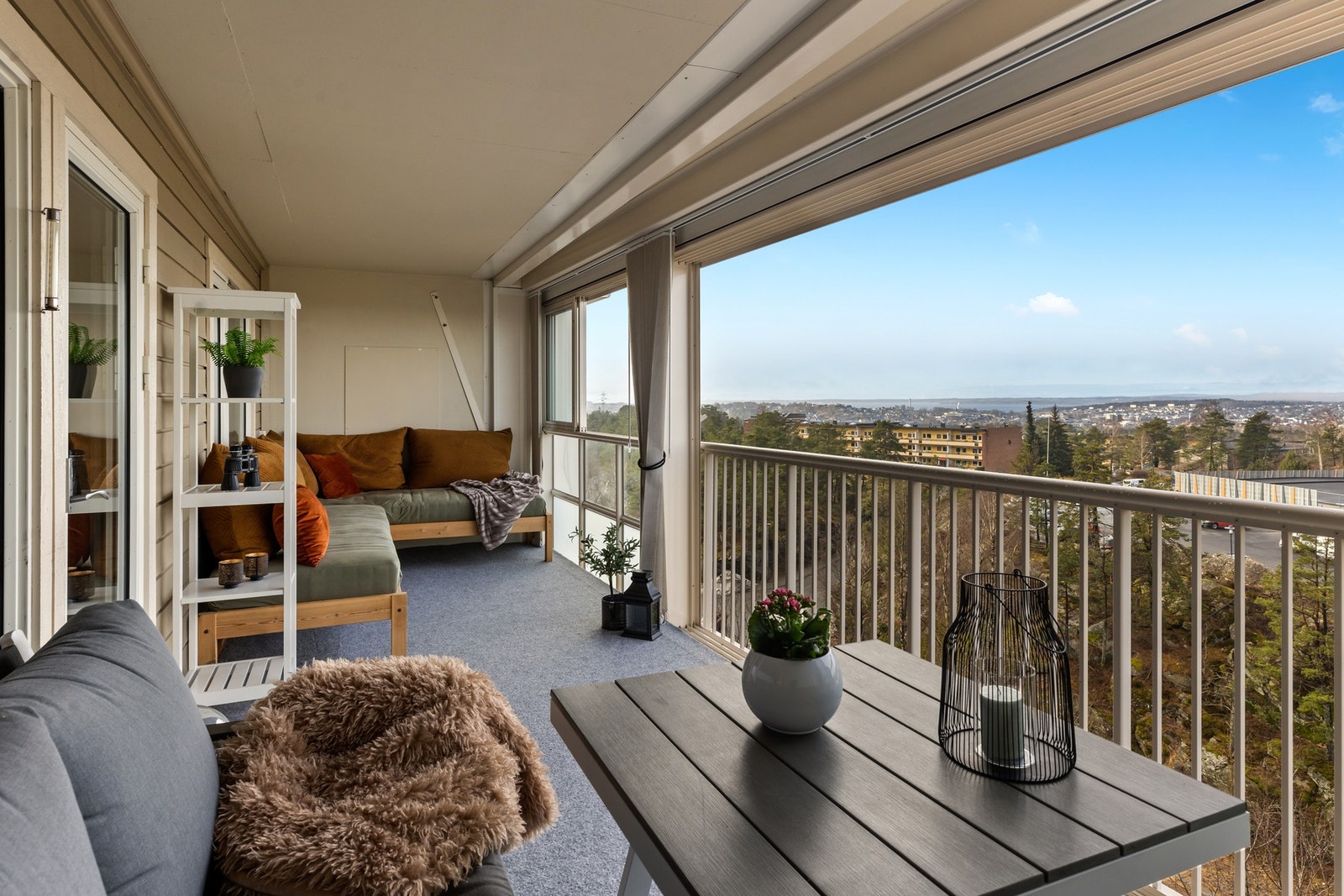 Den vestvendte balkongen har utsikt over Moss sentrum og fjorden, helt til til Færder fyr. Galleribilde