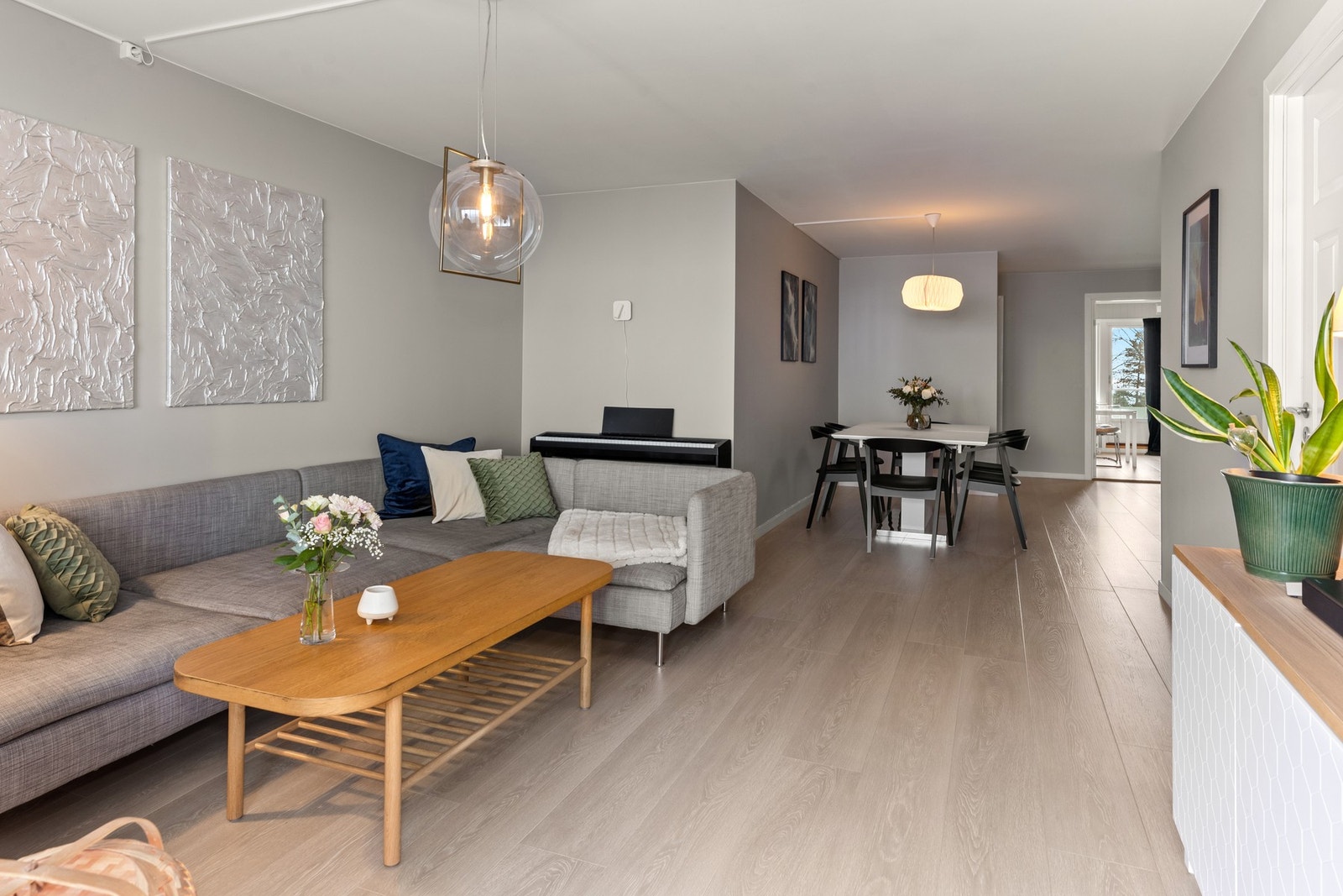 Man har god plass til sofakrok og tv-møblement, samt spisebord i en egen sone av stuen. Galleribilde