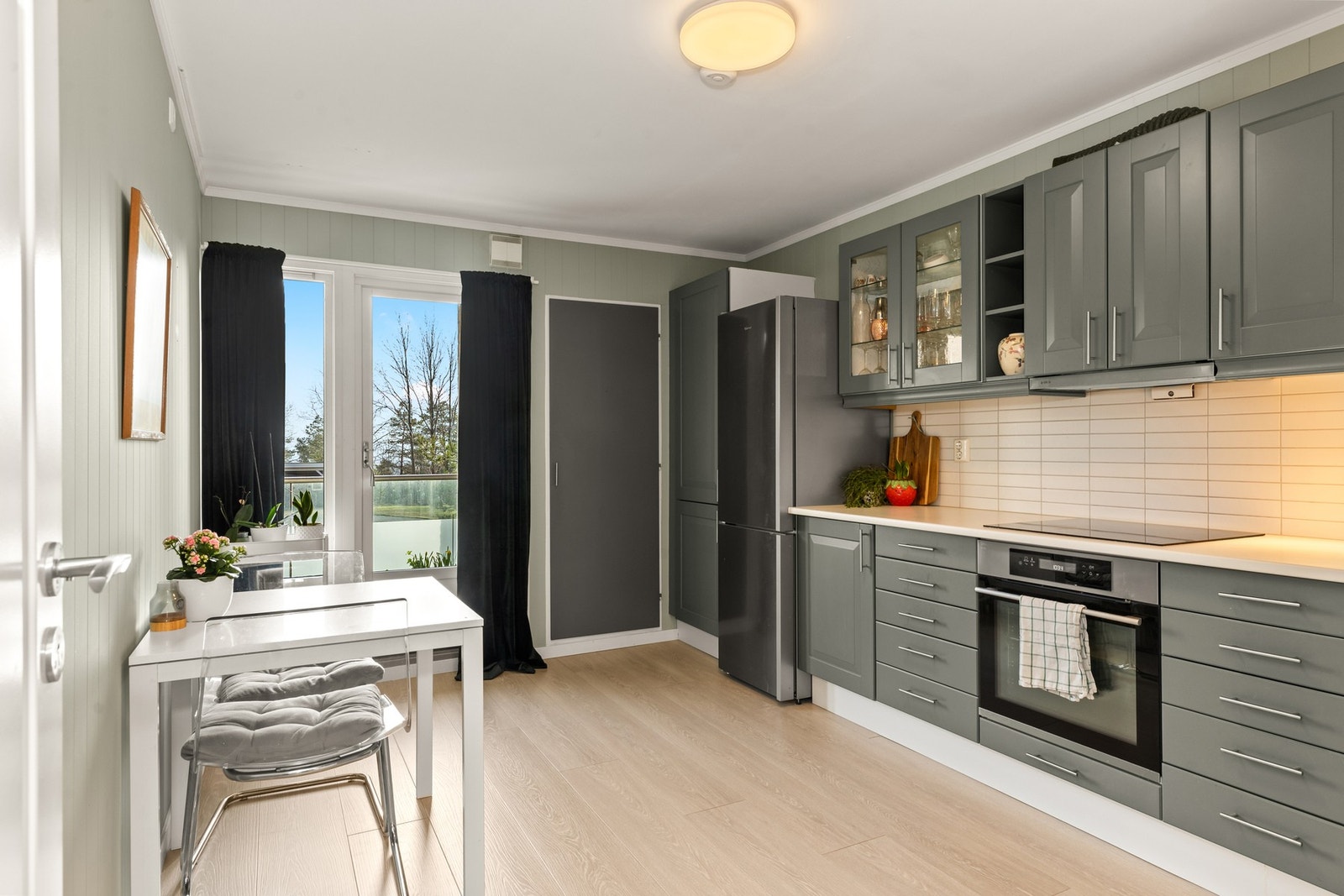 Den romslige kjøkkenplassen gir plass til et koselig spisebord, og fra kjøkkenet kan du gå ut på en østvendt balkong på ca. 7 m². Galleribilde