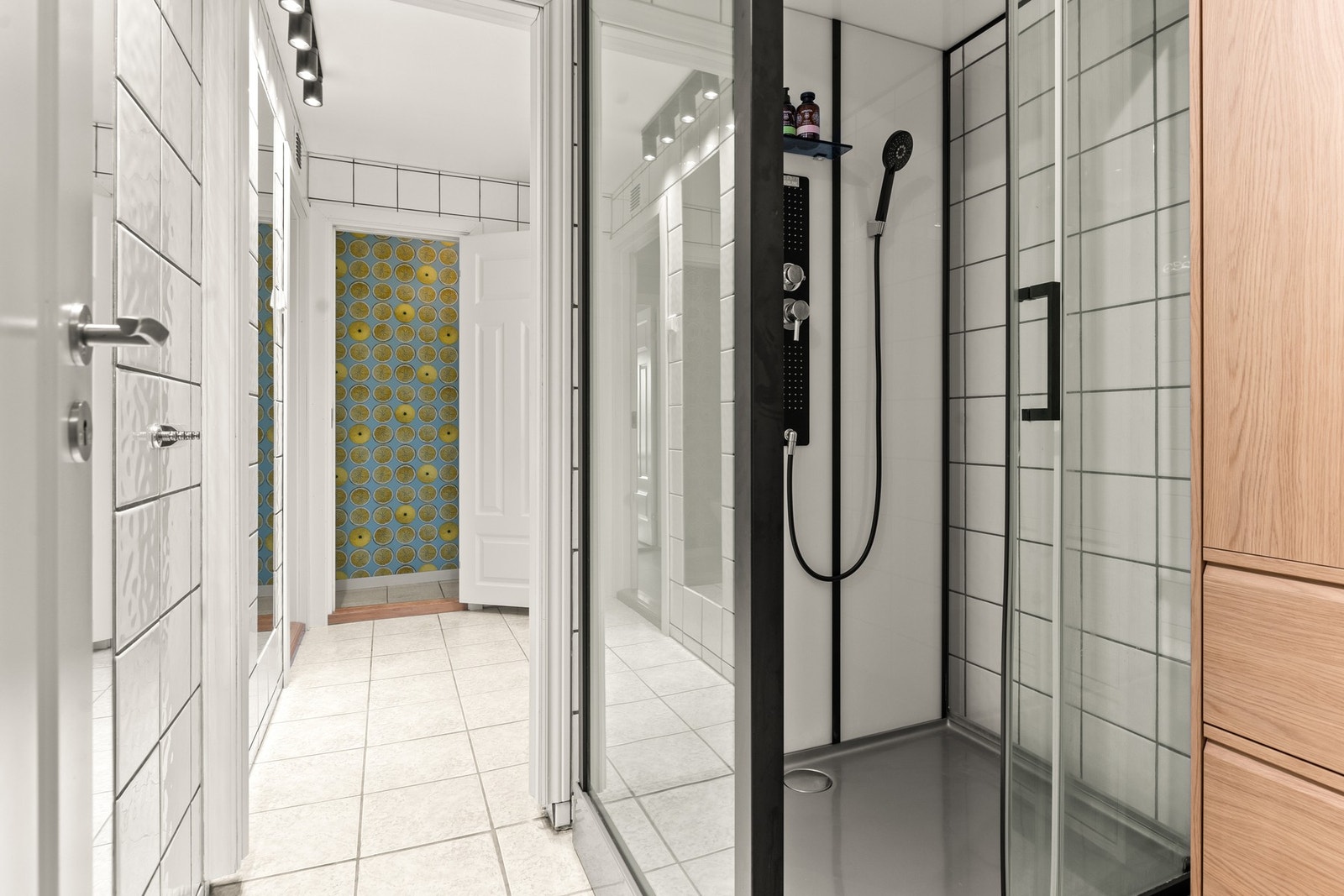 Gulvene er flislagte, mens veggene er flislagte på badet og vaskerommet og tapetsert på toalettrommet. Galleribilde