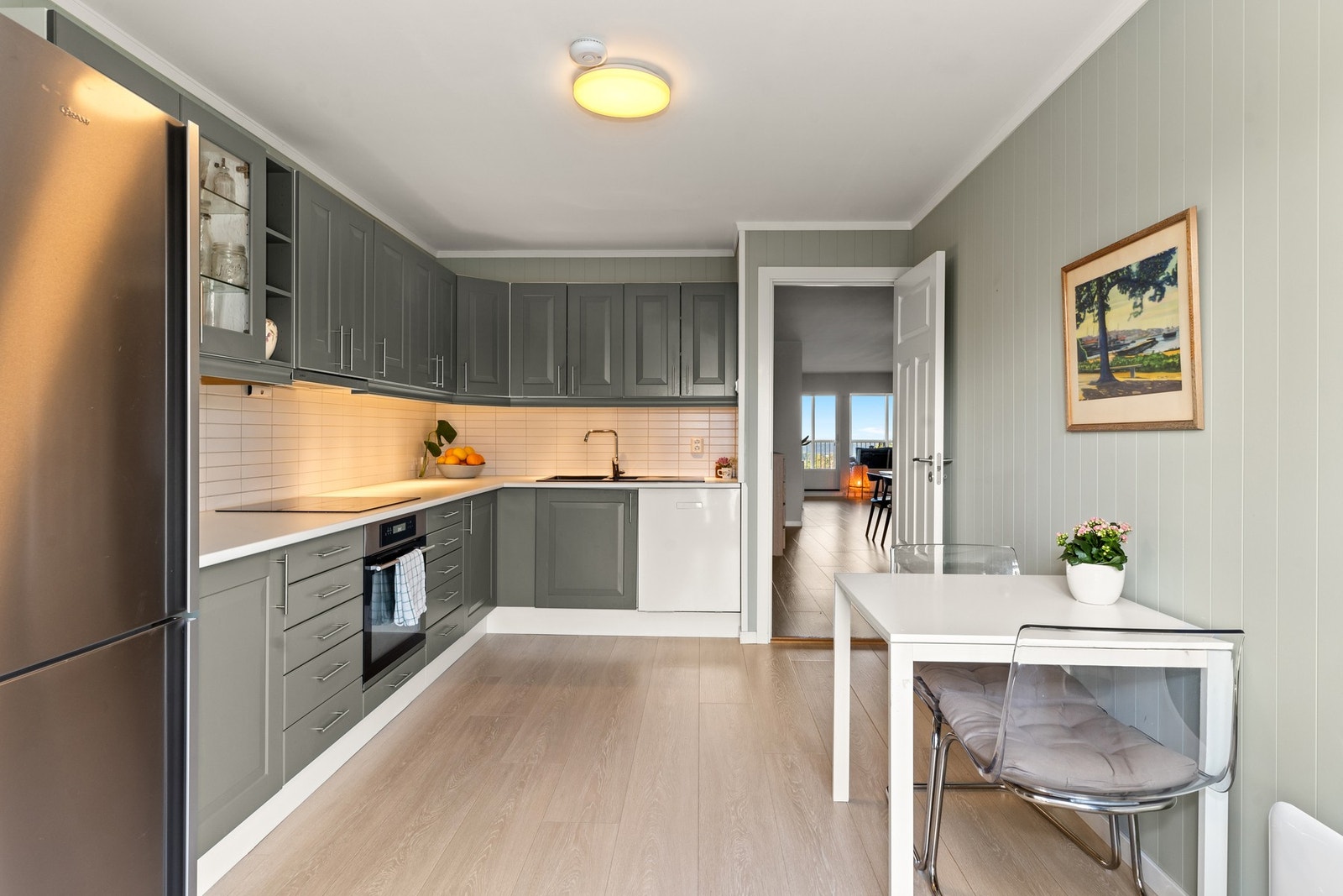 Kjøkkenet er både funksjonelt og innholdsrikt, og egner seg perfekt for felles matlaging. Galleribilde