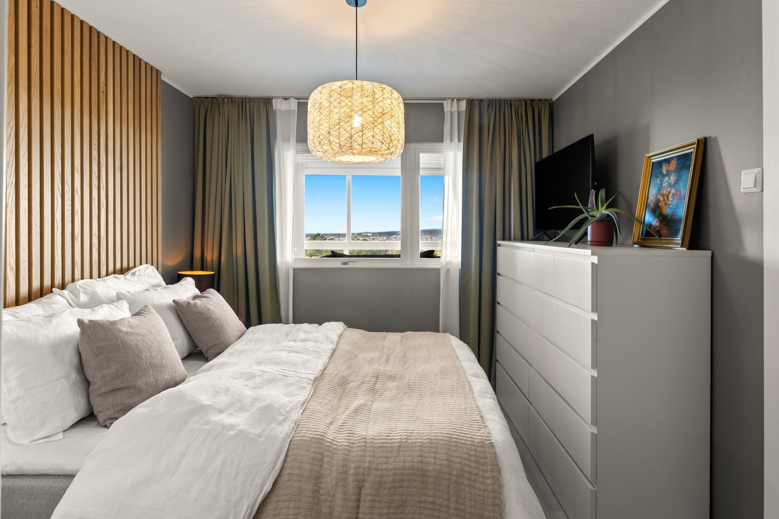 Hovedsoverommet har moderne eikespiler på veggen, god plass til dobbeltseng og garderobeskap, og en tilknyttet walk-in-garderobe for ekstra oppbevaring. Garderobeskapet medfølger ikke. Galleribilde